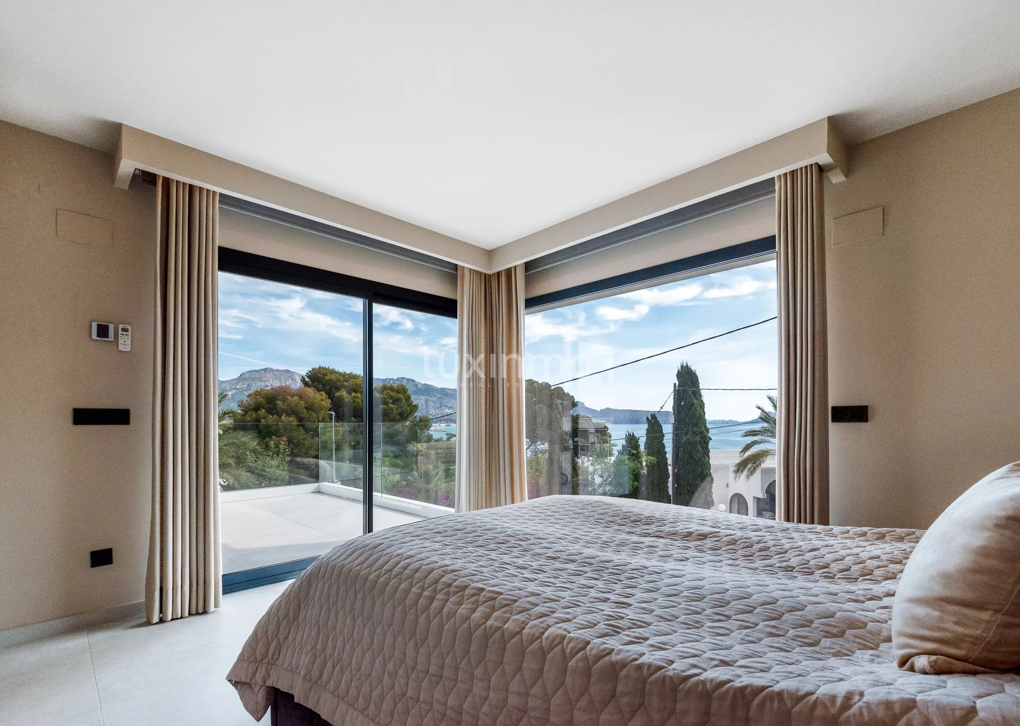 Beautiful luxury villa with sea views for sale in Albir — photo 15