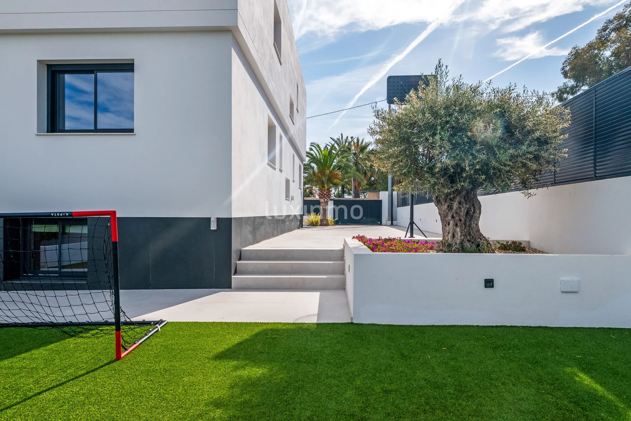 Beautiful luxury villa with sea views for sale in Albir — photo 47