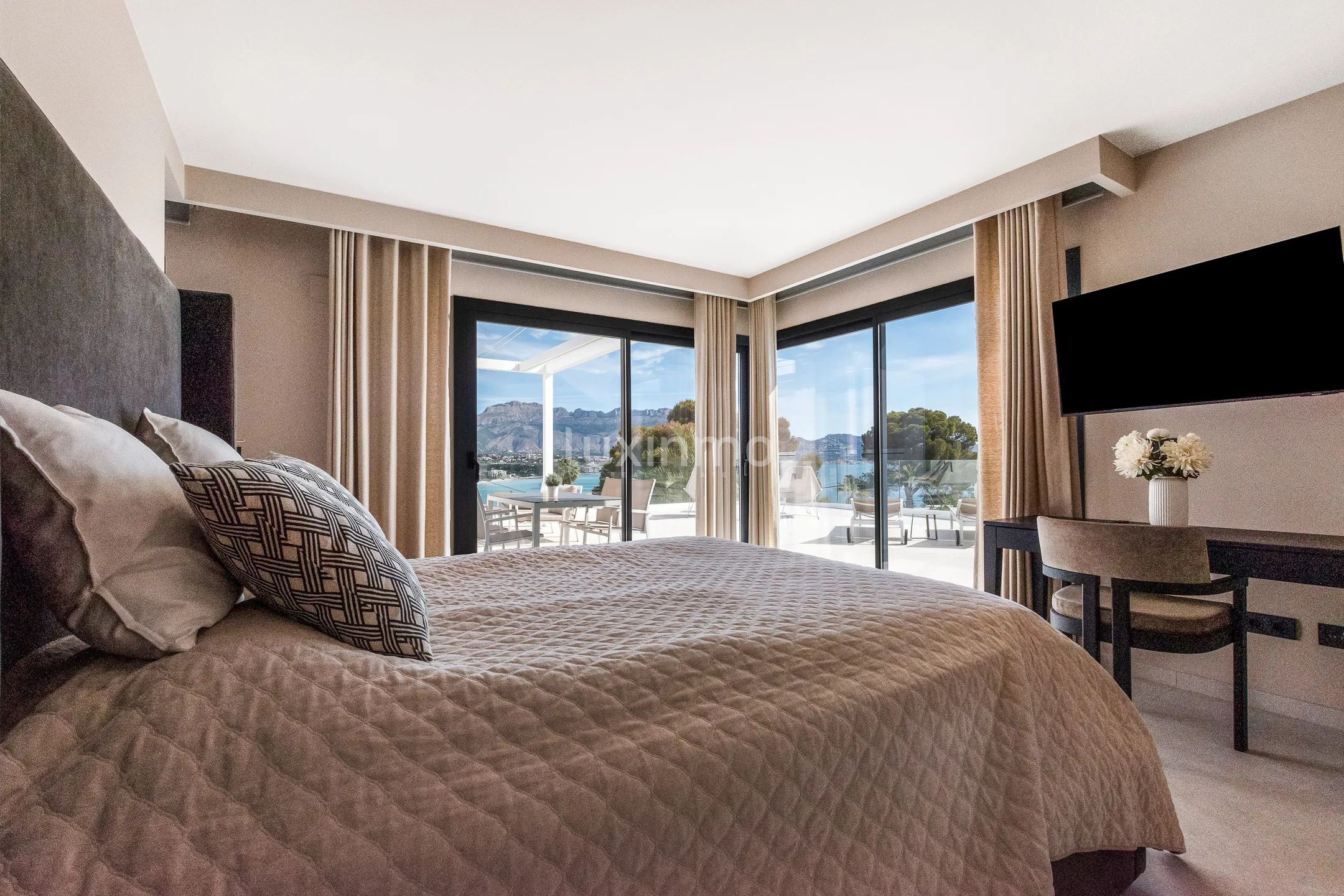 Beautiful luxury villa with sea views for sale in Albir — photo 7