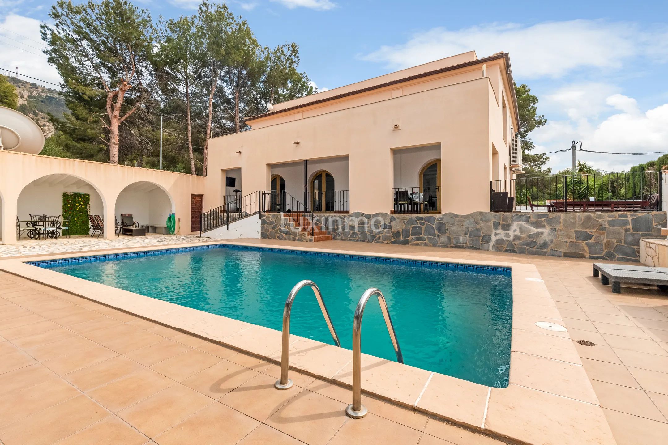 Preciosa villa con piscina en venta en Albir — photo 1