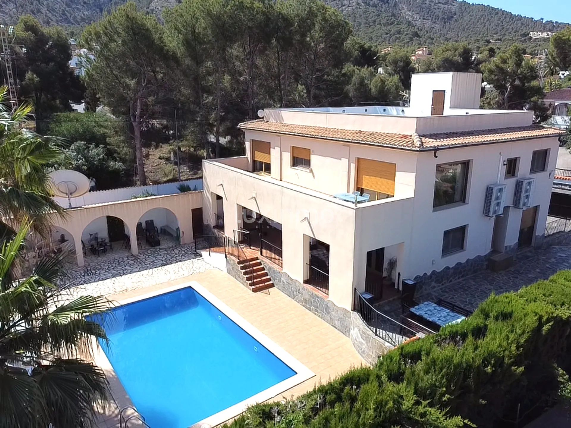Preciosa villa con piscina en venta en Albir — photo 2
