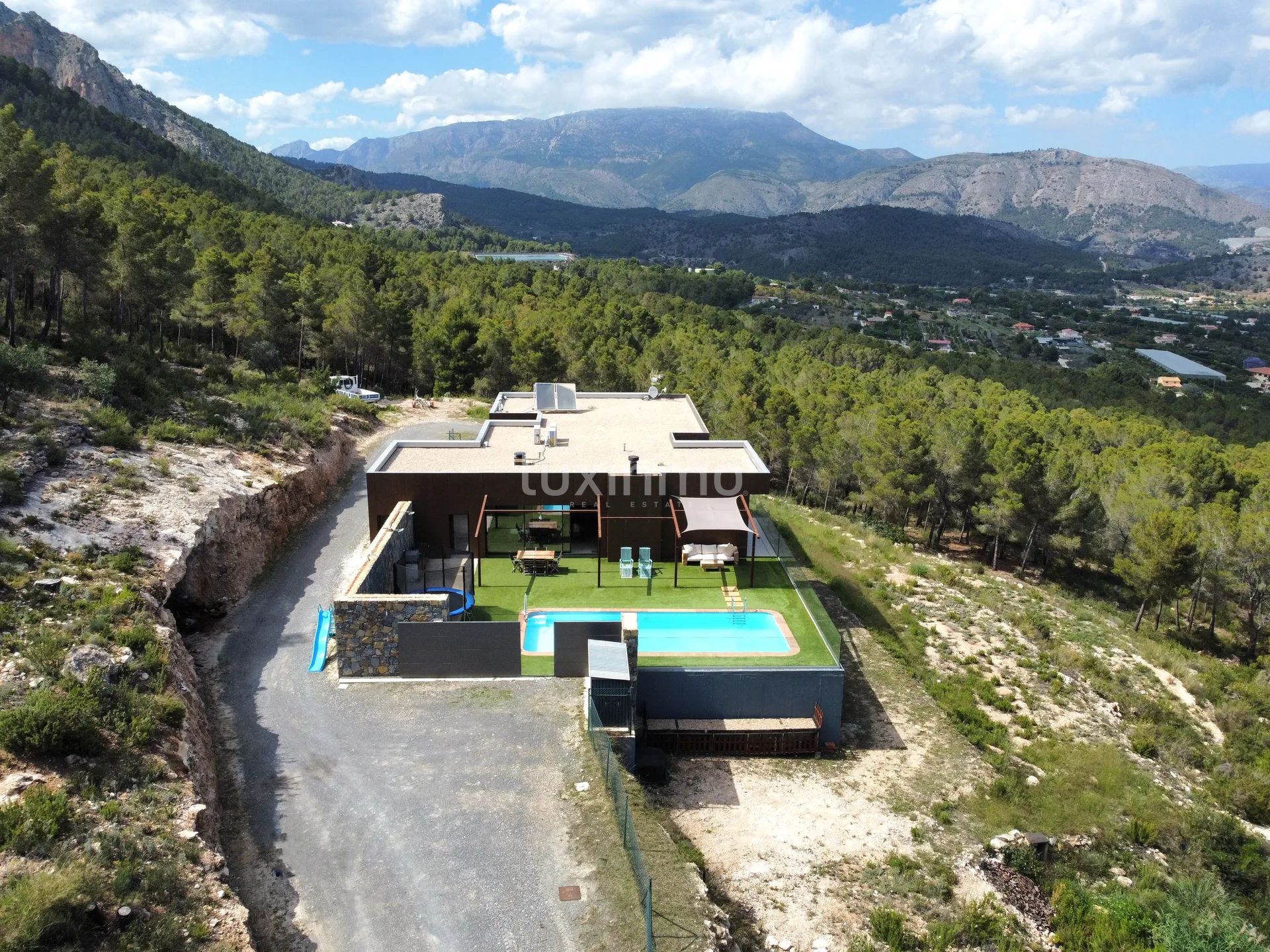 Preciosa villa moderna con vistas al mar en venta en Polop — photo 1