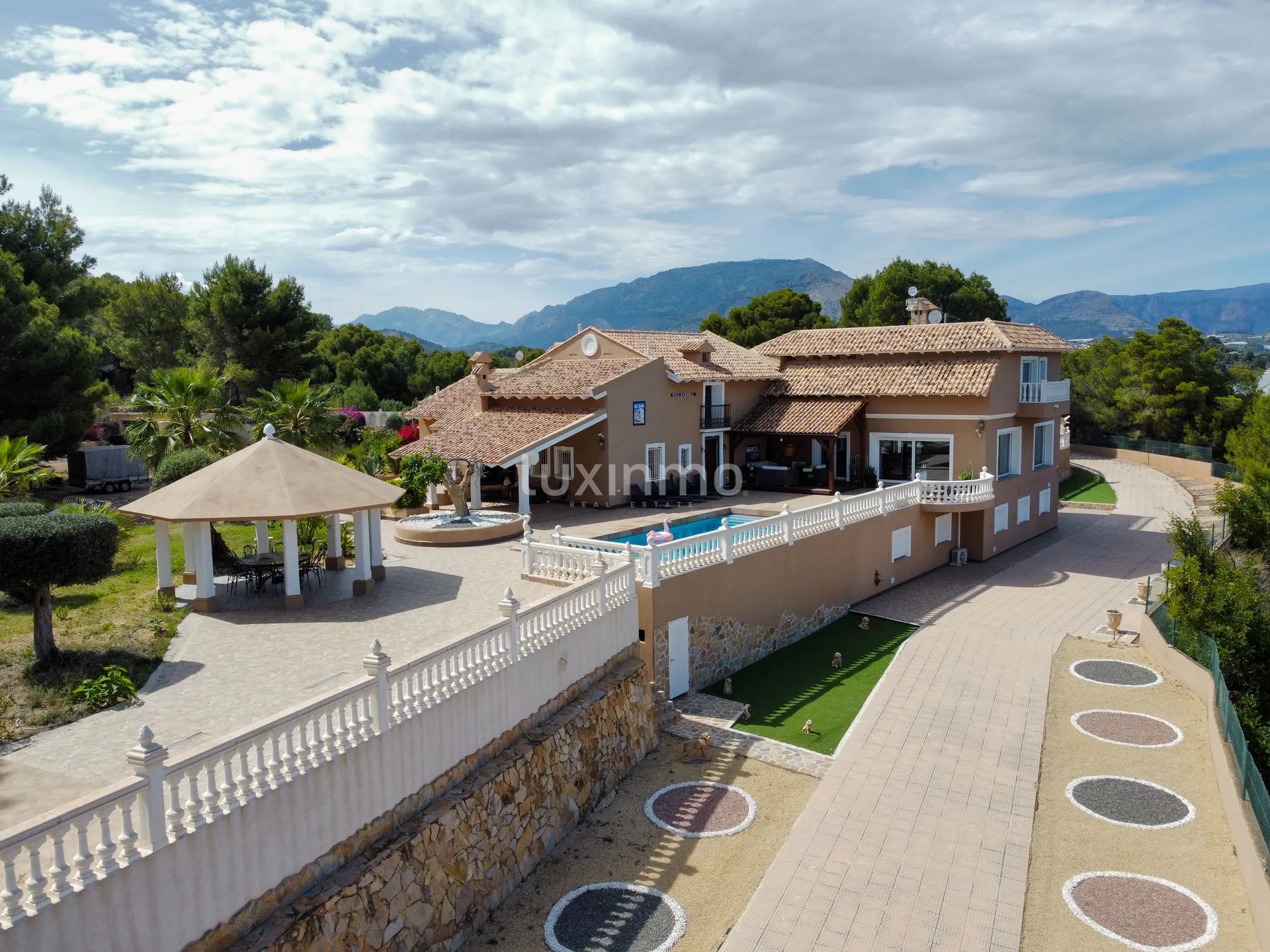 Detached House with Breathtaking Views and Luxurious Amenities in La Nucia