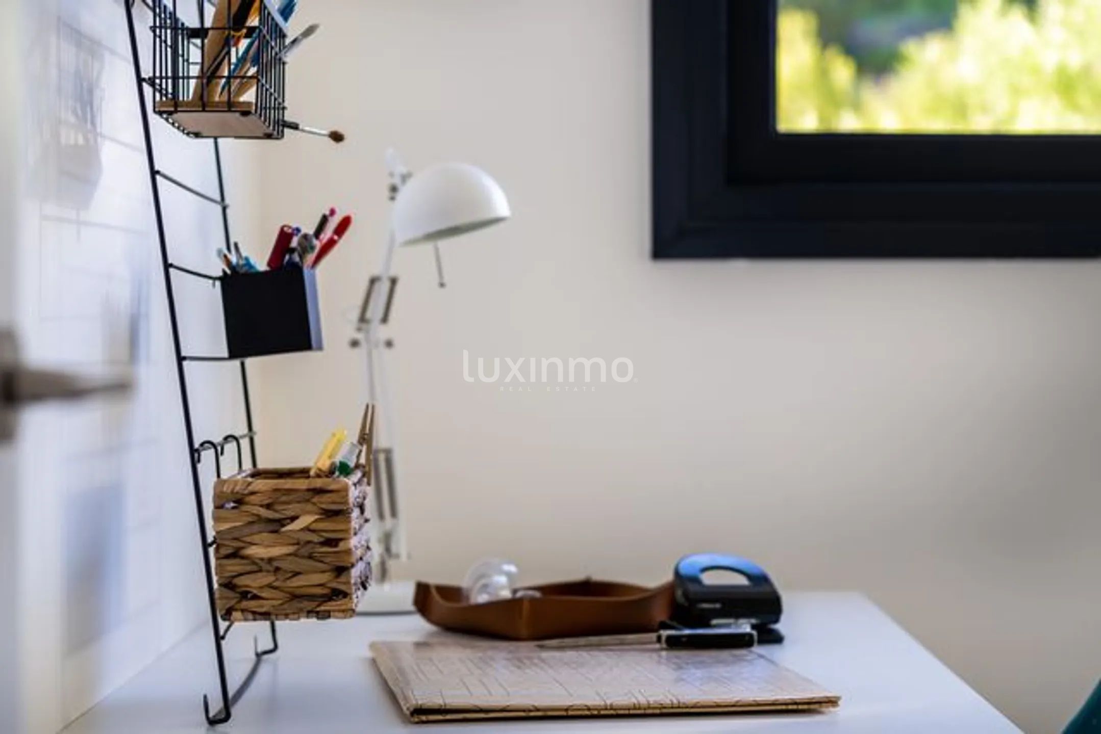 Modernt fristående hus med rymlig terrass och privat trädgård — photo 8