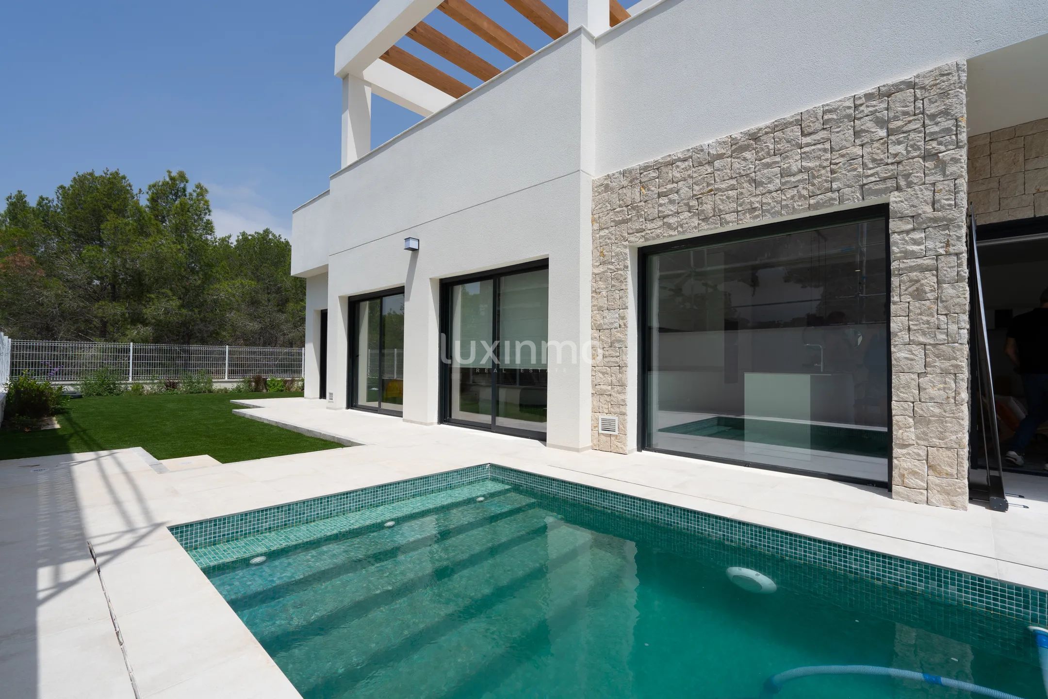 Modern Villa in Sierra Cortina Urbanization — photo 2
