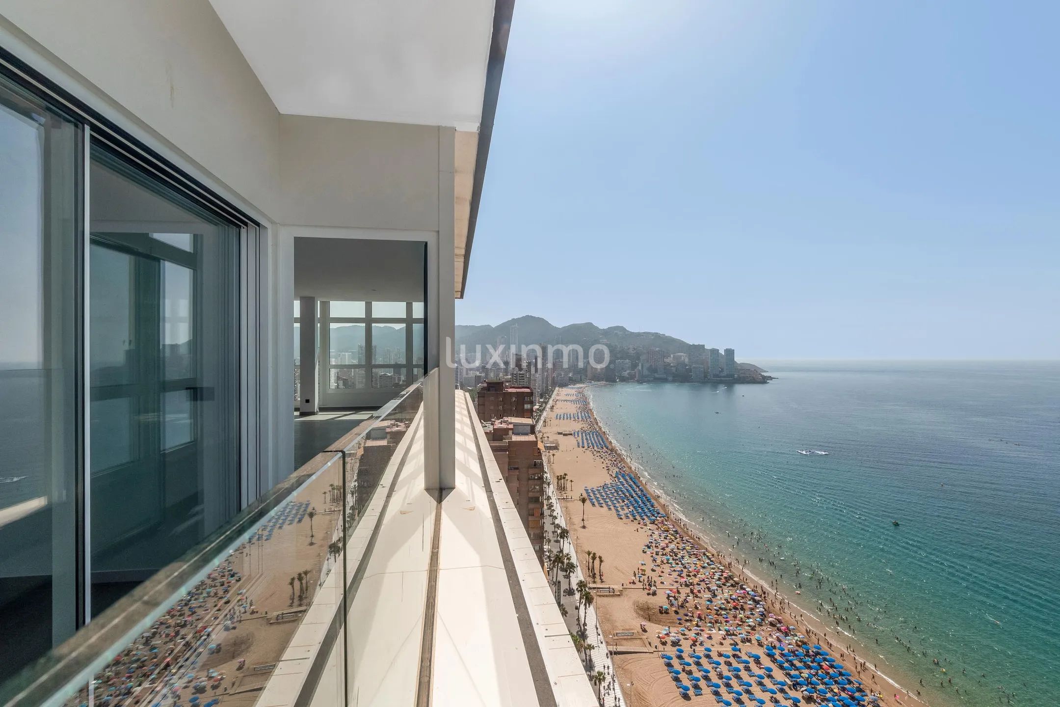 Uniek gerenoveerd luxe penthouse aan het Levante strand — photo 35