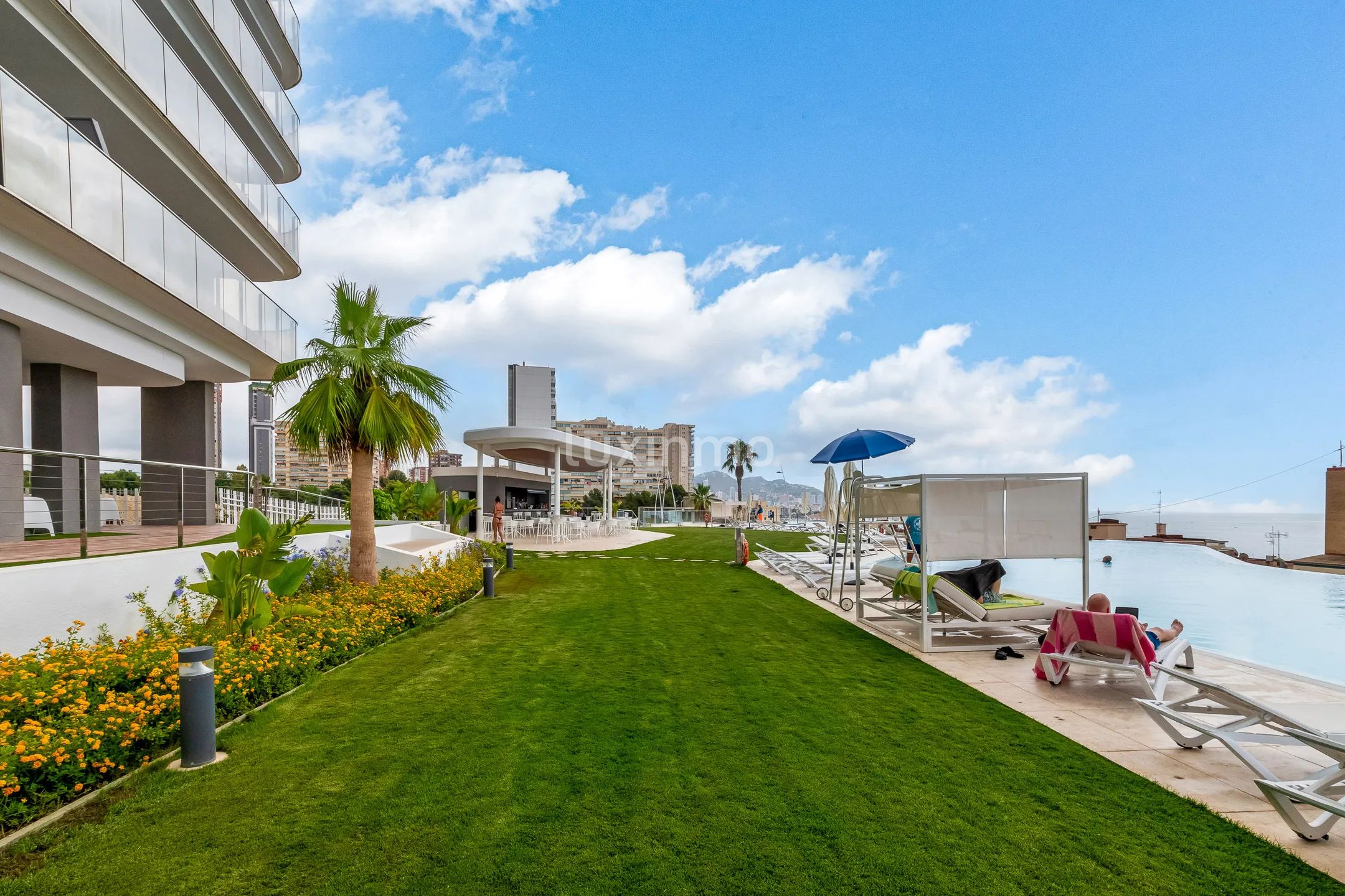 Luxury flat for sale with sea views in Benidorm — photo 28