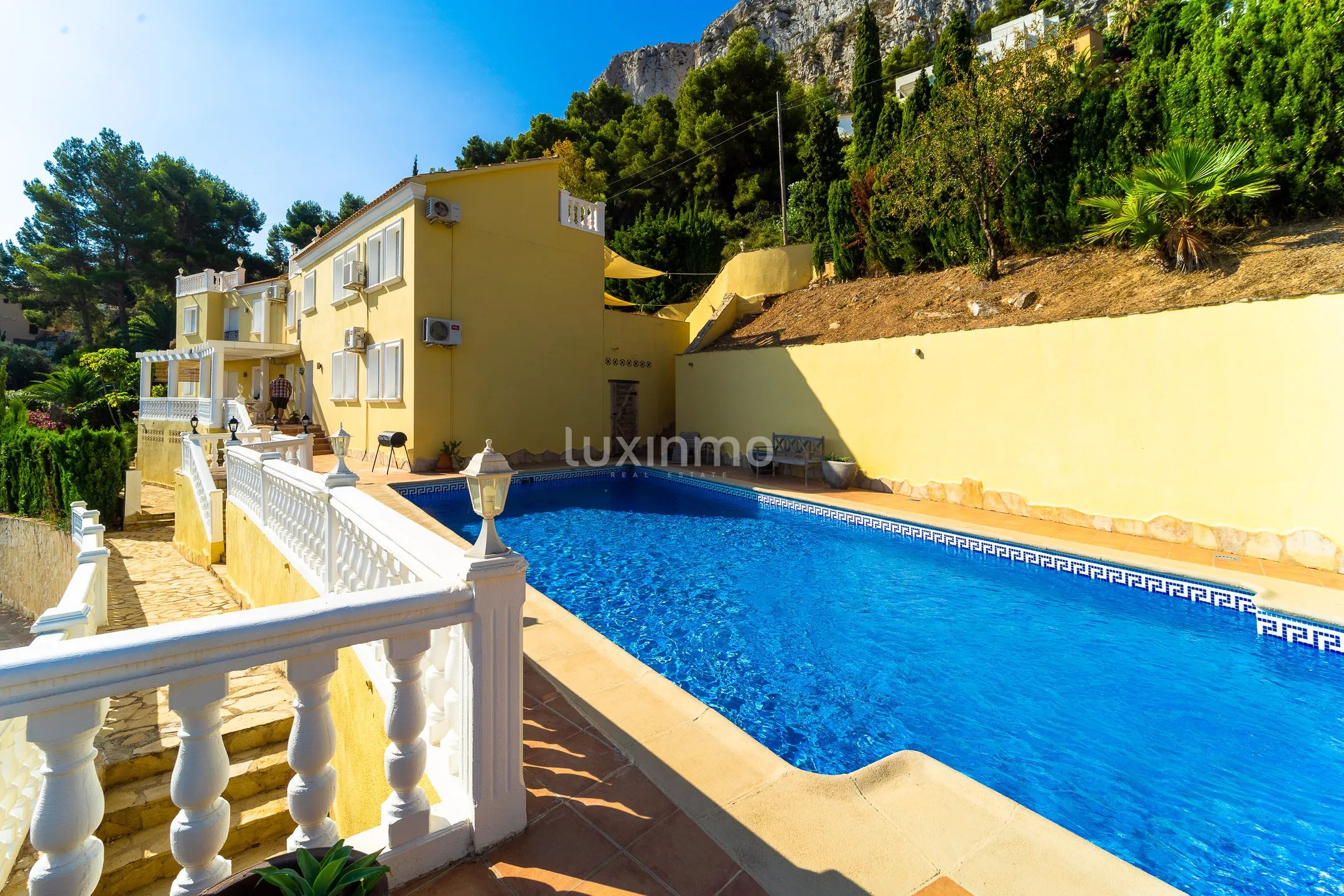 Superb villa with 4 independent flats and sea views in Calpe — photo 1