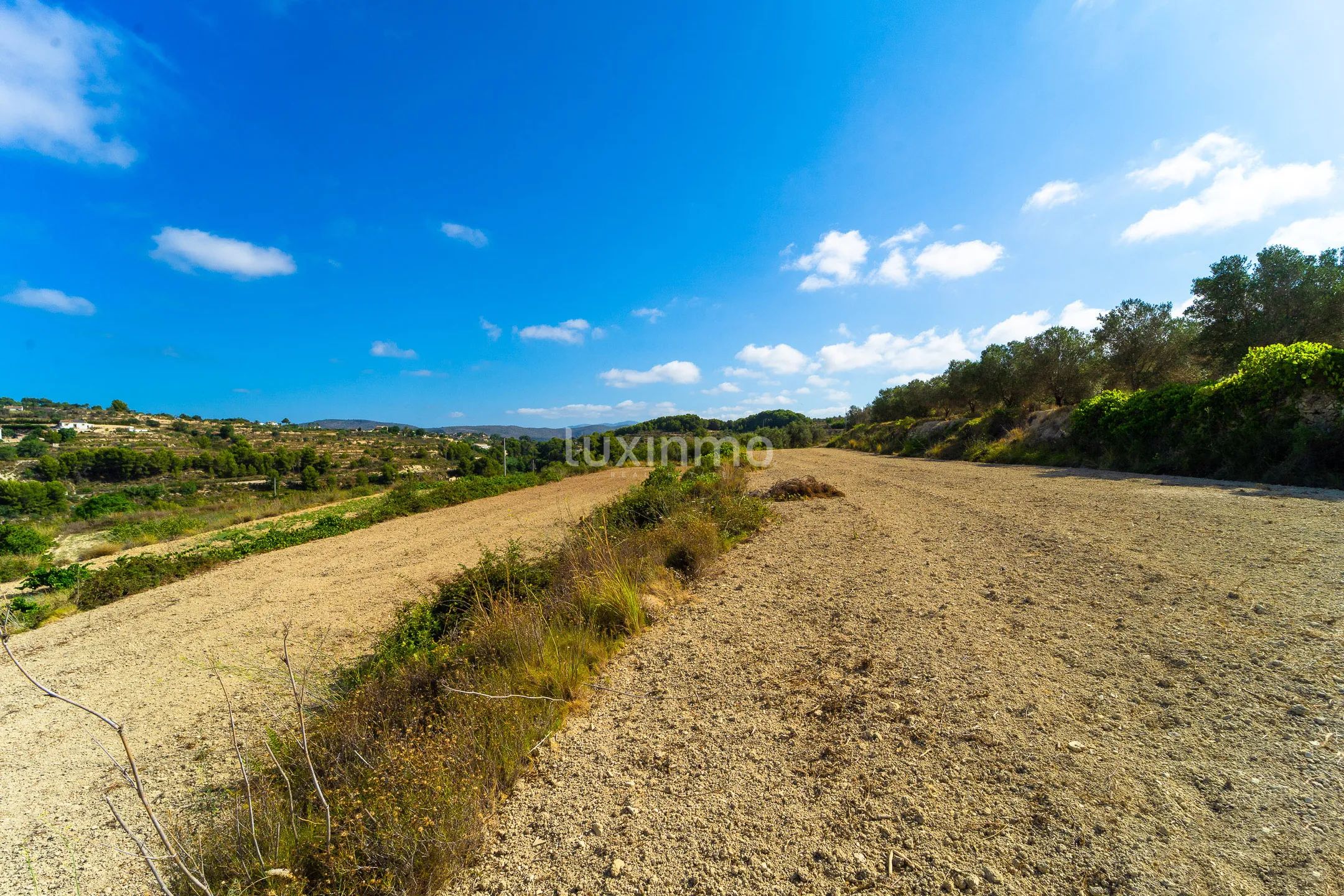 Rustic buildable plot with well, water and electricity in Benissa