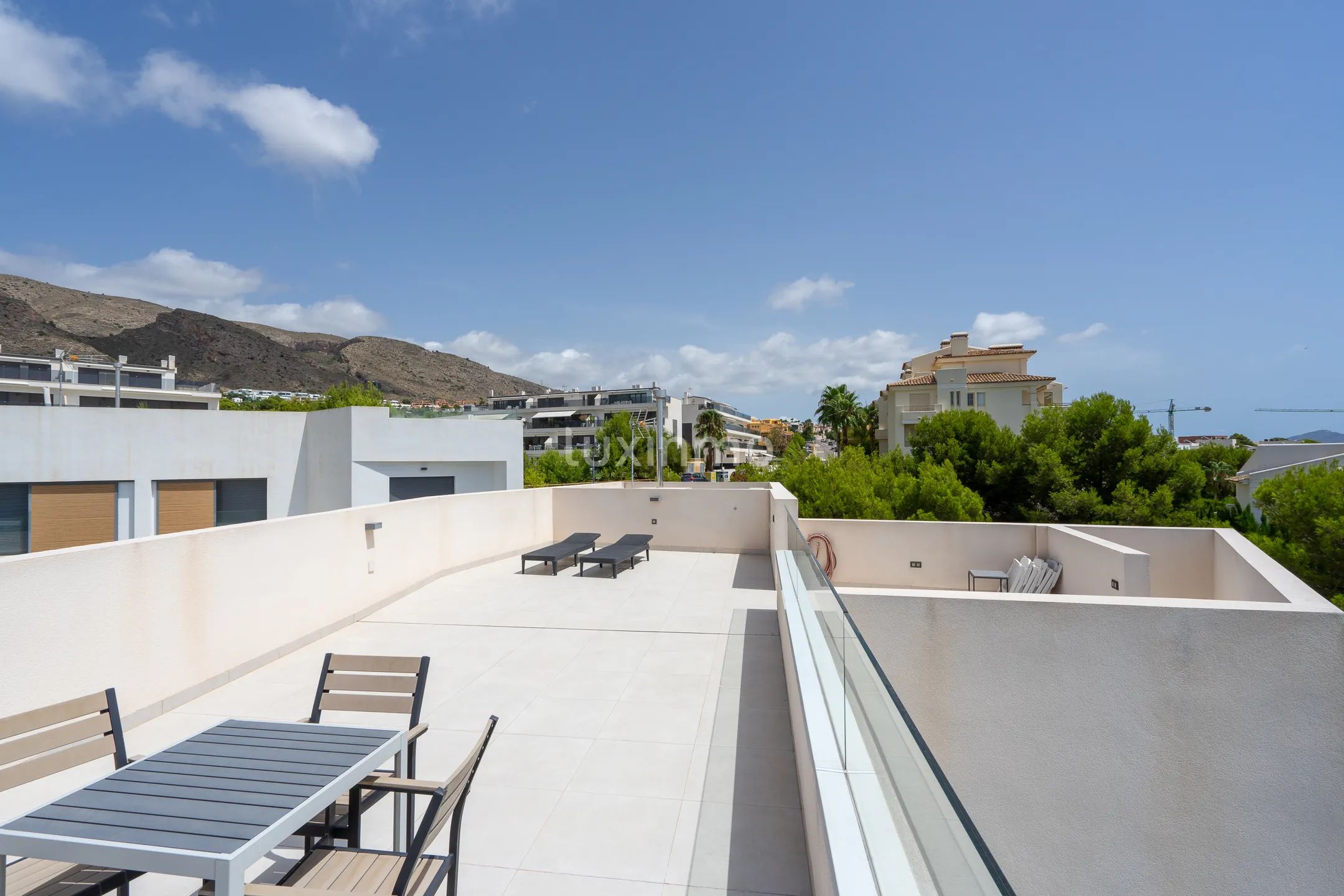 Stunning 4-Bedroom Detached House with Private Pool and Sea Views — photo 31