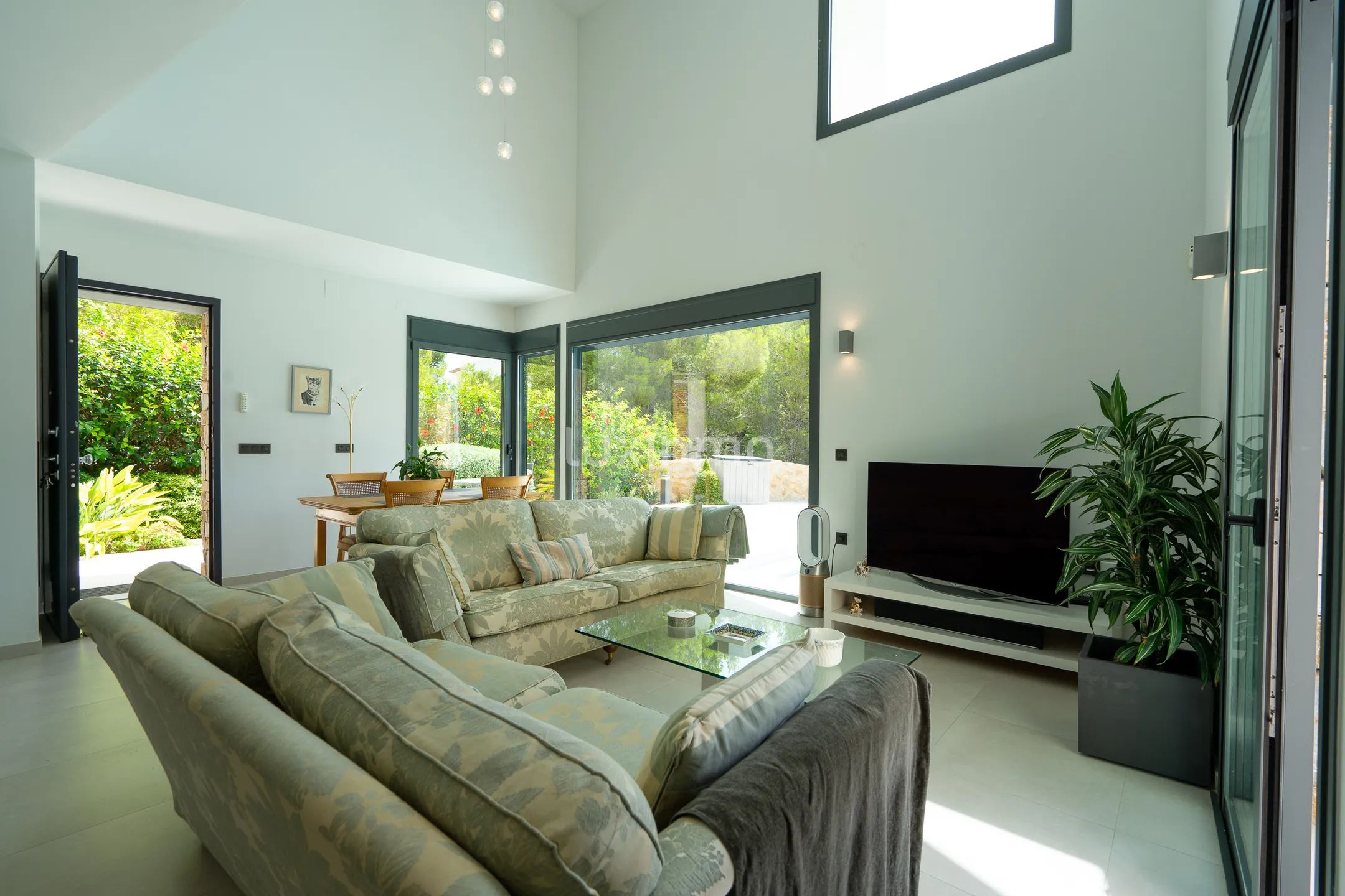 Stunning 4-Bedroom Detached House with Private Pool and Sea Views — photo 8