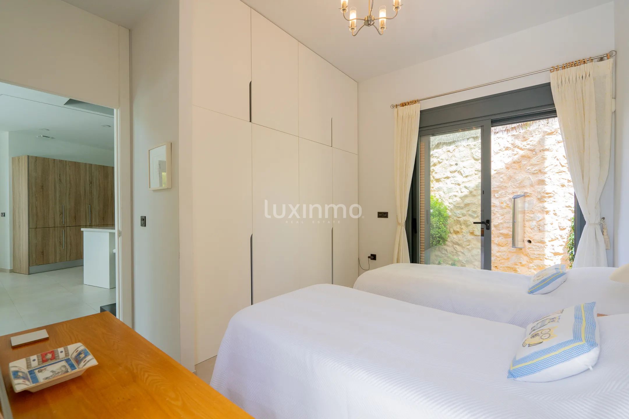 Stunning 4-Bedroom Detached House with Private Pool and Sea Views — photo 17