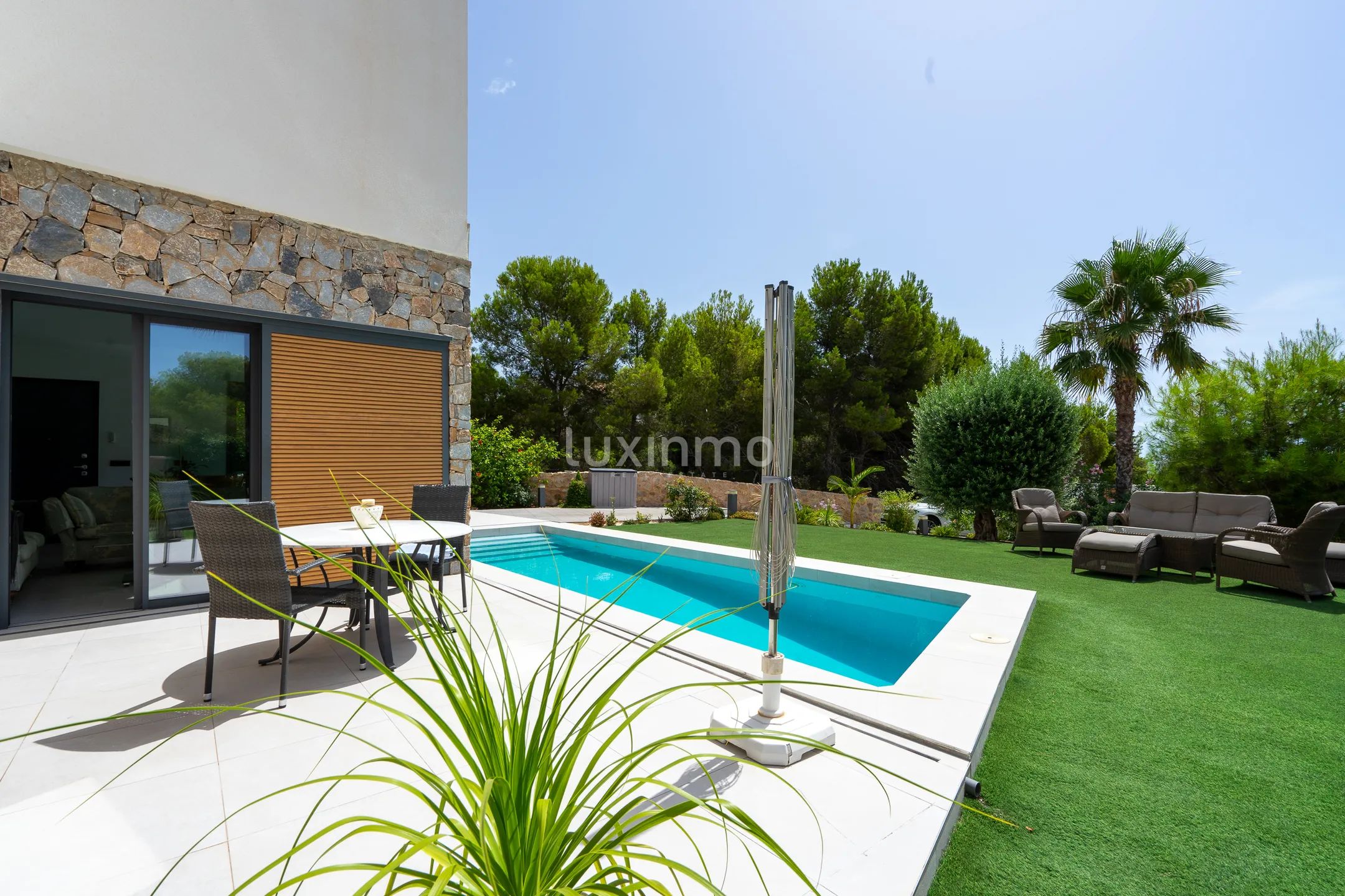 Stunning 4-Bedroom Detached House with Private Pool and Sea Views — photo 3