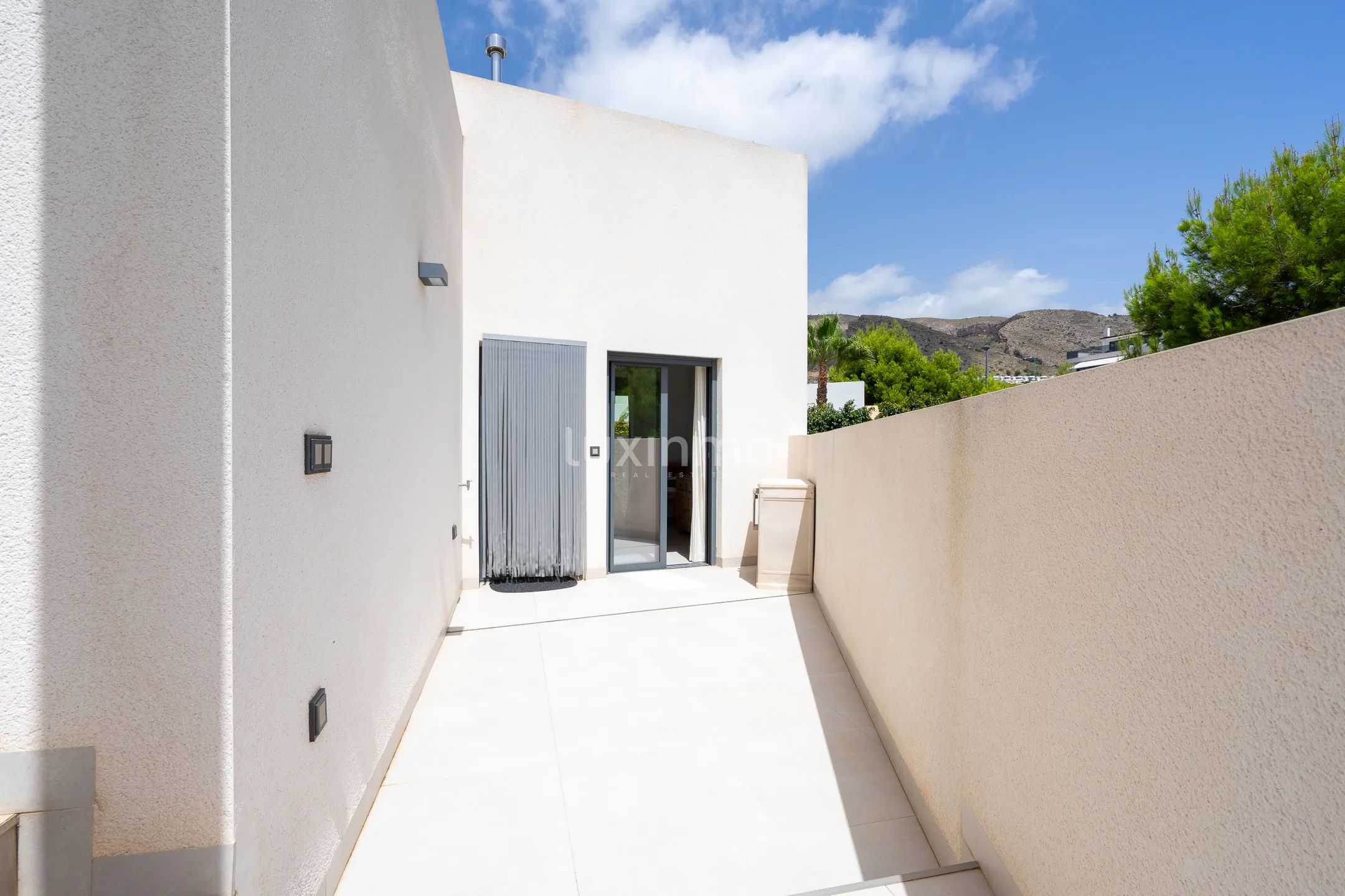 Stunning 4-Bedroom Detached House with Private Pool and Sea Views — photo 29