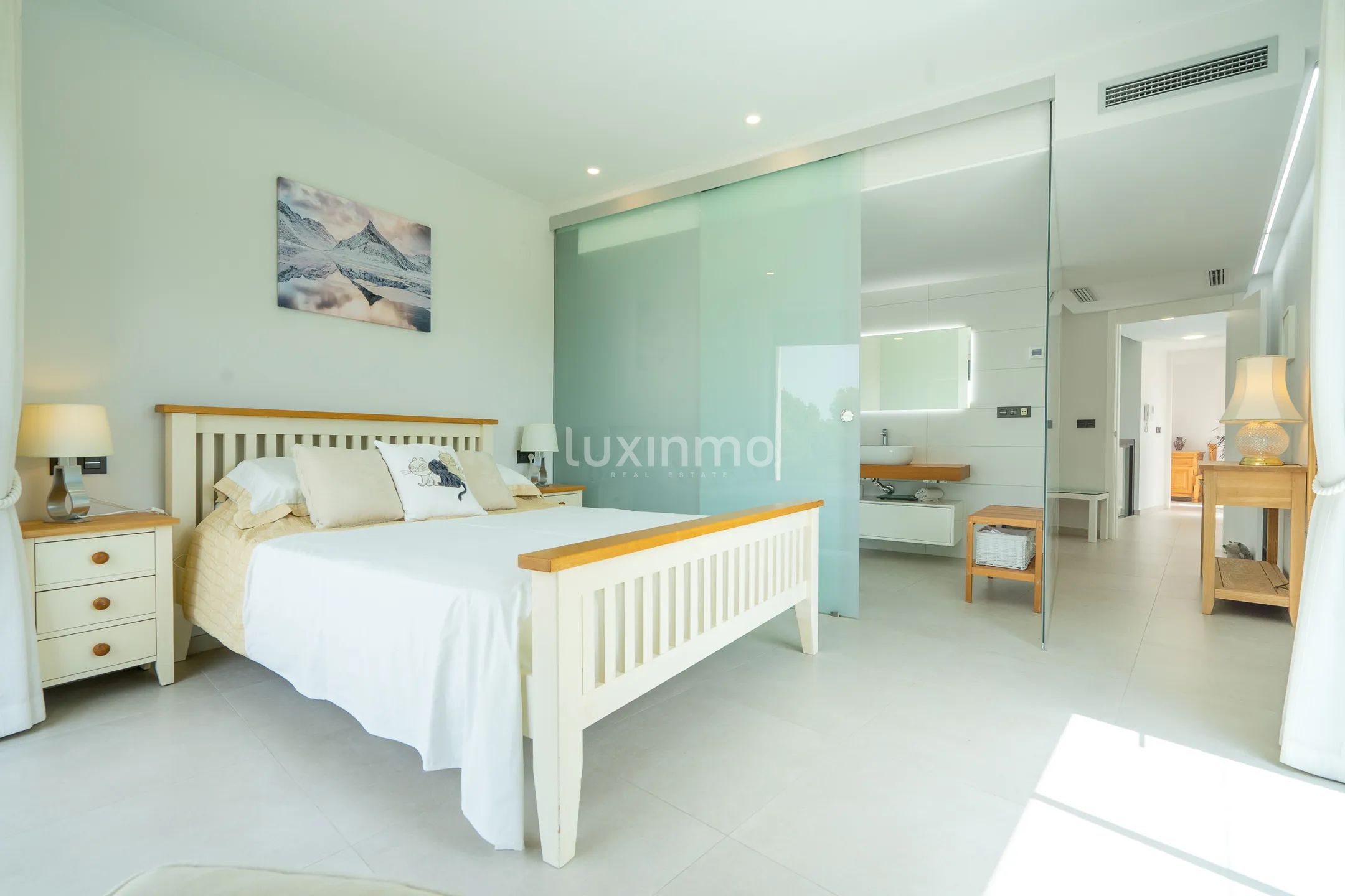 Stunning 4-Bedroom Detached House with Private Pool and Sea Views — photo 22