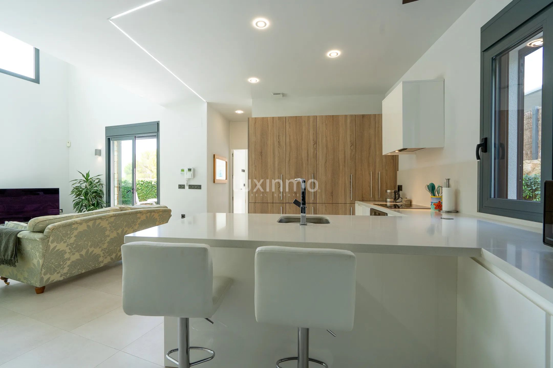 Stunning 4-Bedroom Detached House with Private Pool and Sea Views — photo 10
