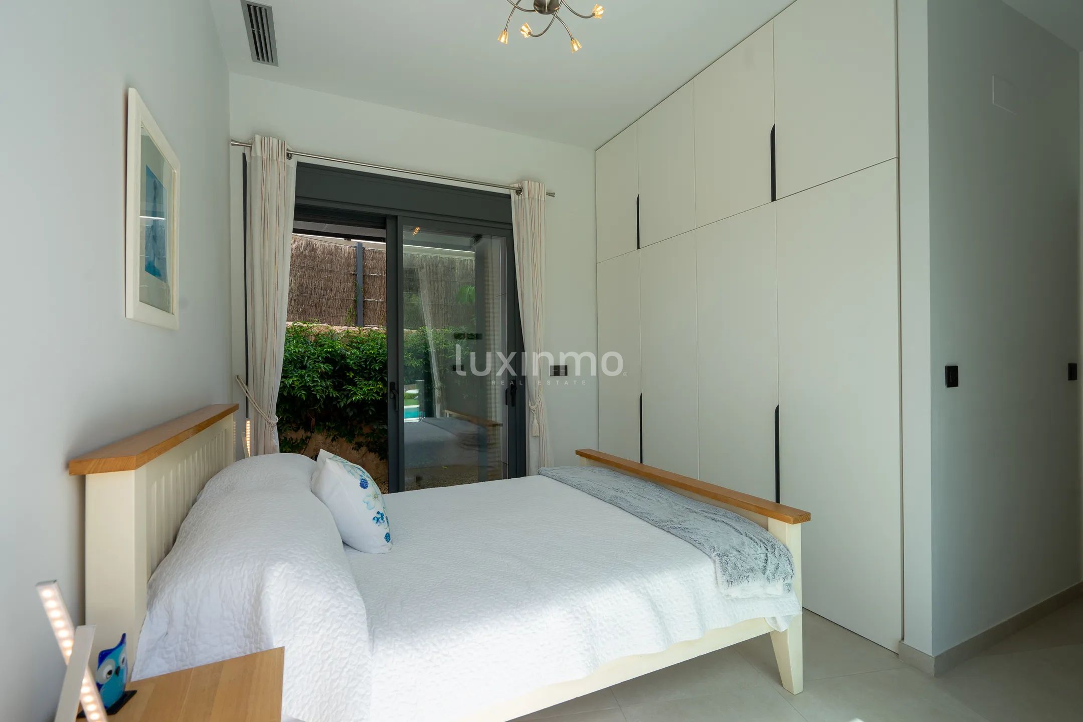 Stunning 4-Bedroom Detached House with Private Pool and Sea Views — photo 15