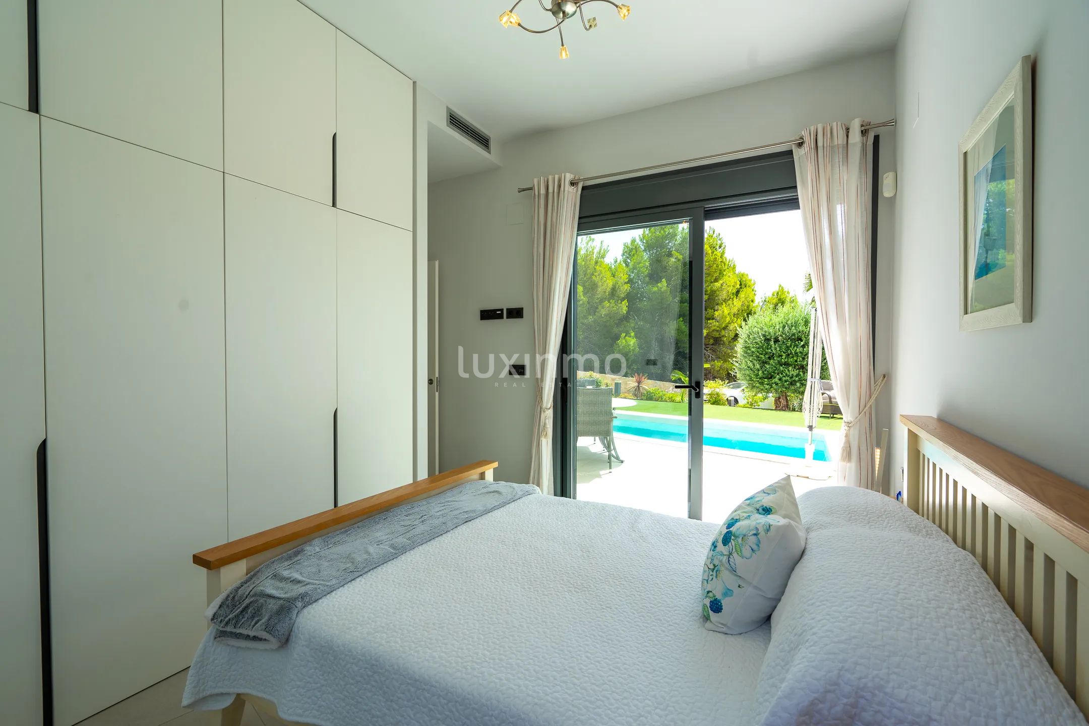 Stunning 4-Bedroom Detached House with Private Pool and Sea Views — photo 13