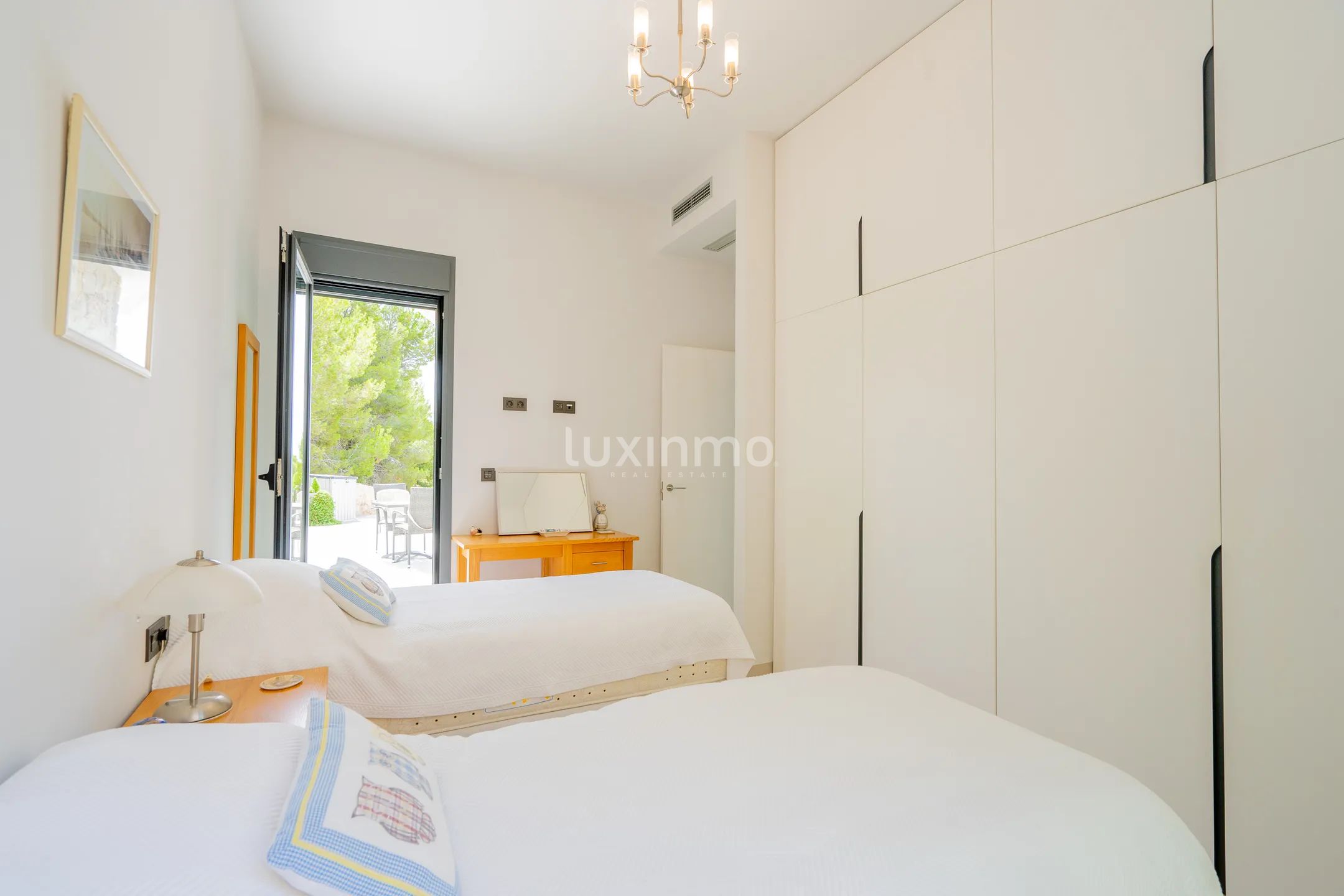 Stunning 4-Bedroom Detached House with Private Pool and Sea Views — photo 19