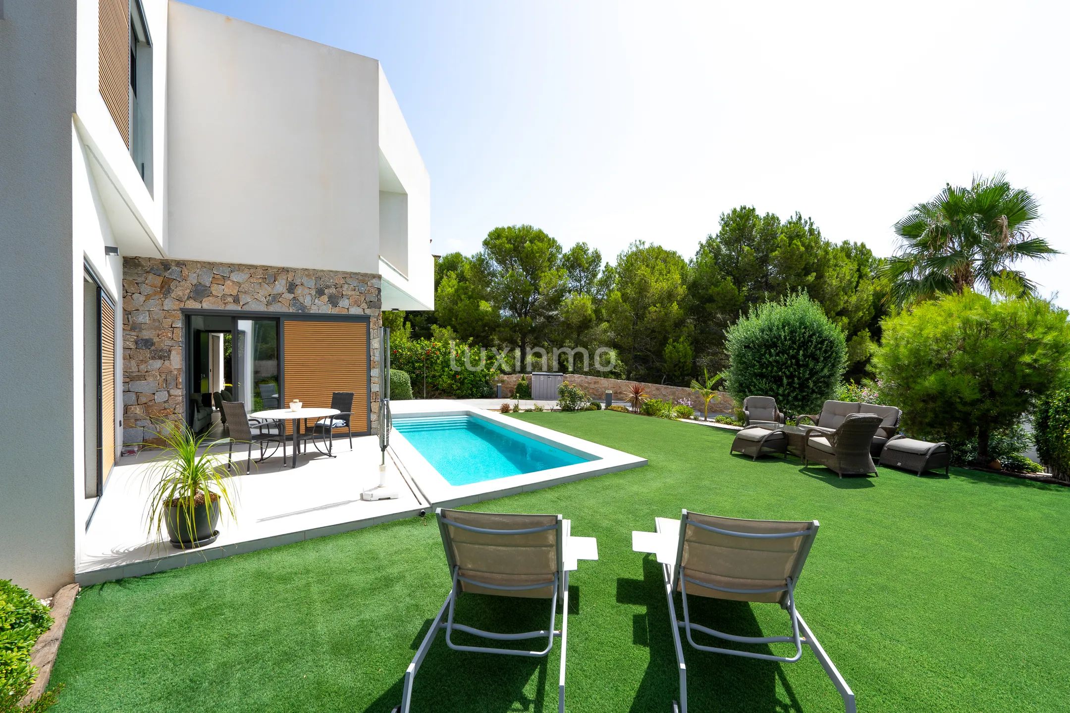 Stunning 4-Bedroom Detached House with Private Pool and Sea Views — photo 4