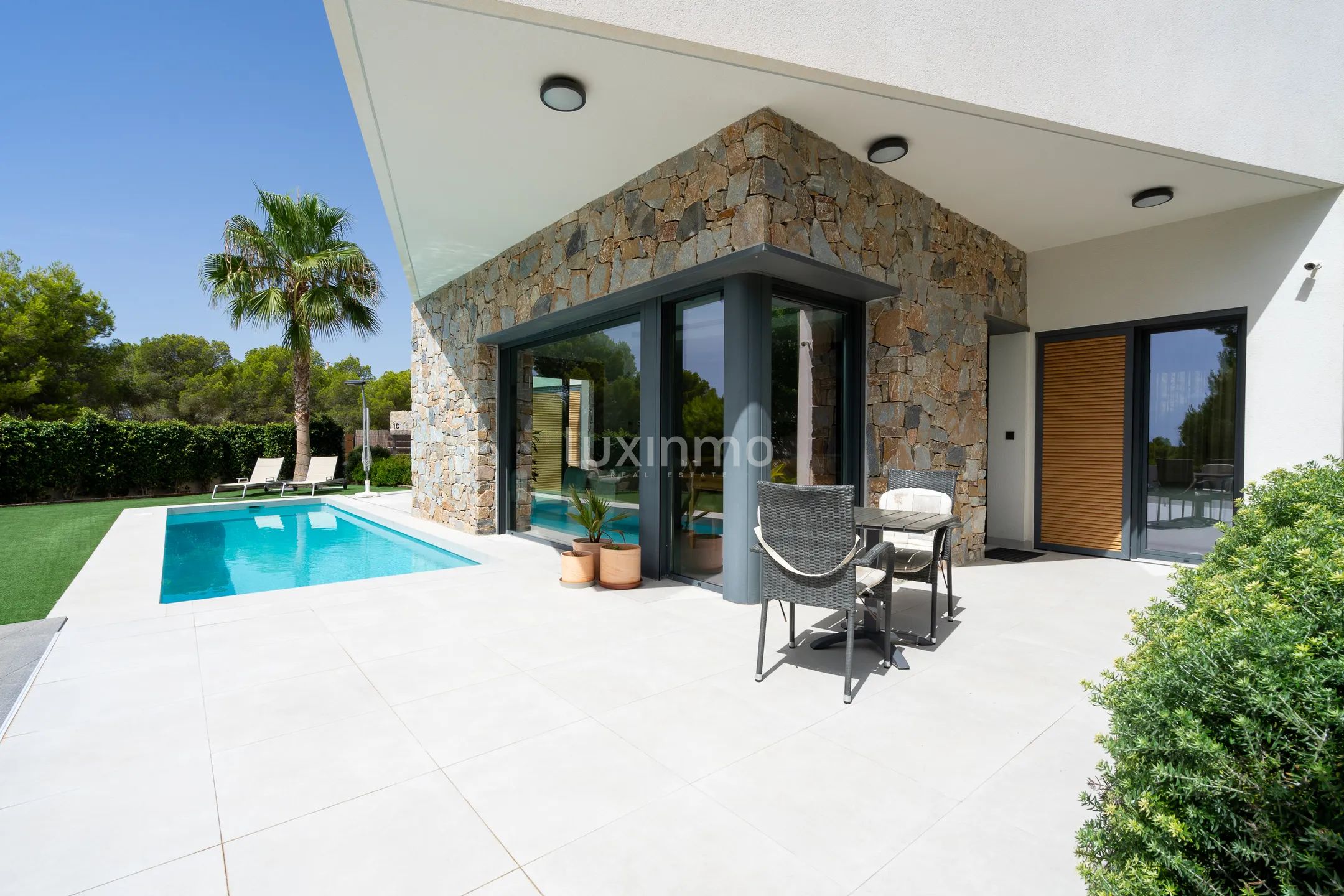 Stunning 4-Bedroom Detached House with Private Pool and Sea Views — photo 33