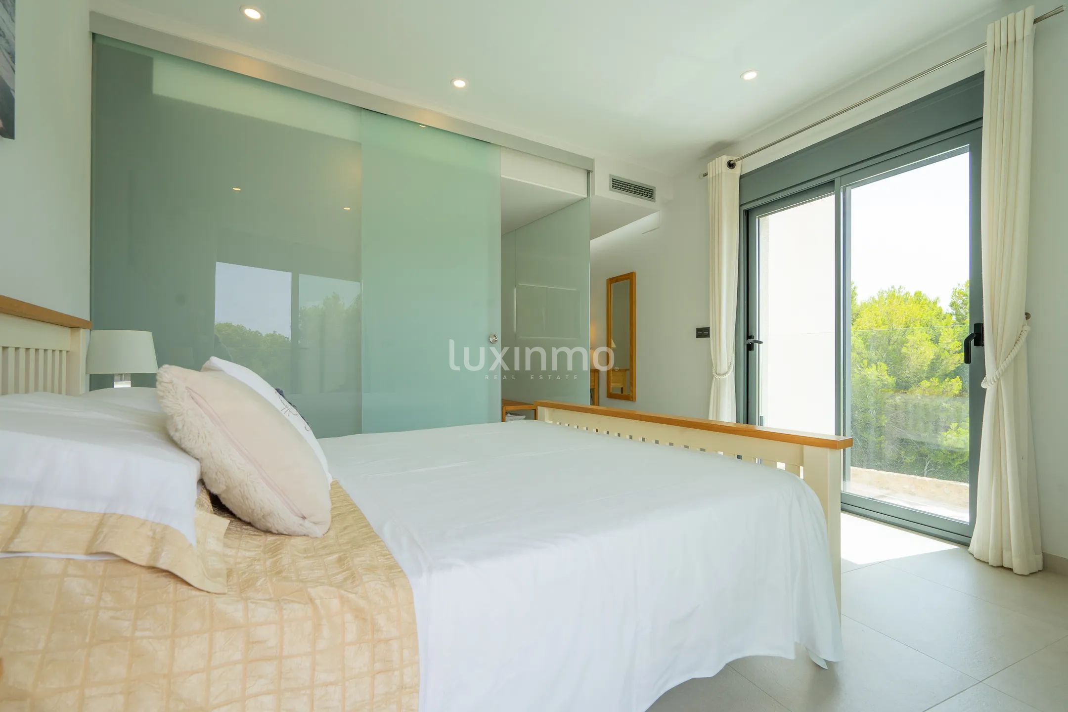 Stunning 4-Bedroom Detached House with Private Pool and Sea Views — photo 23