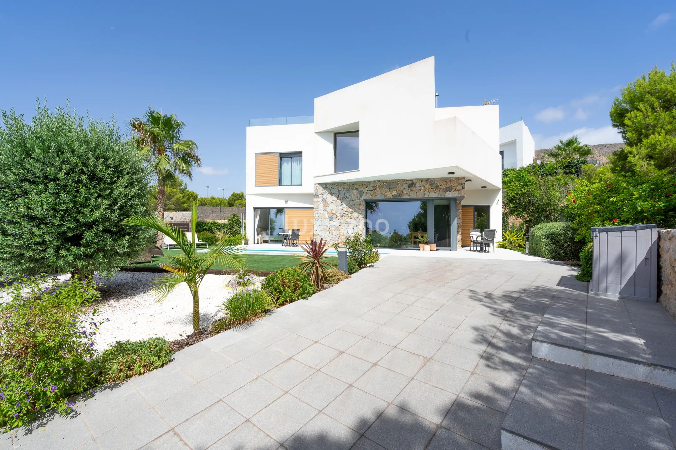 Stunning 4-Bedroom Detached House with Private Pool and Sea Views — photo 34