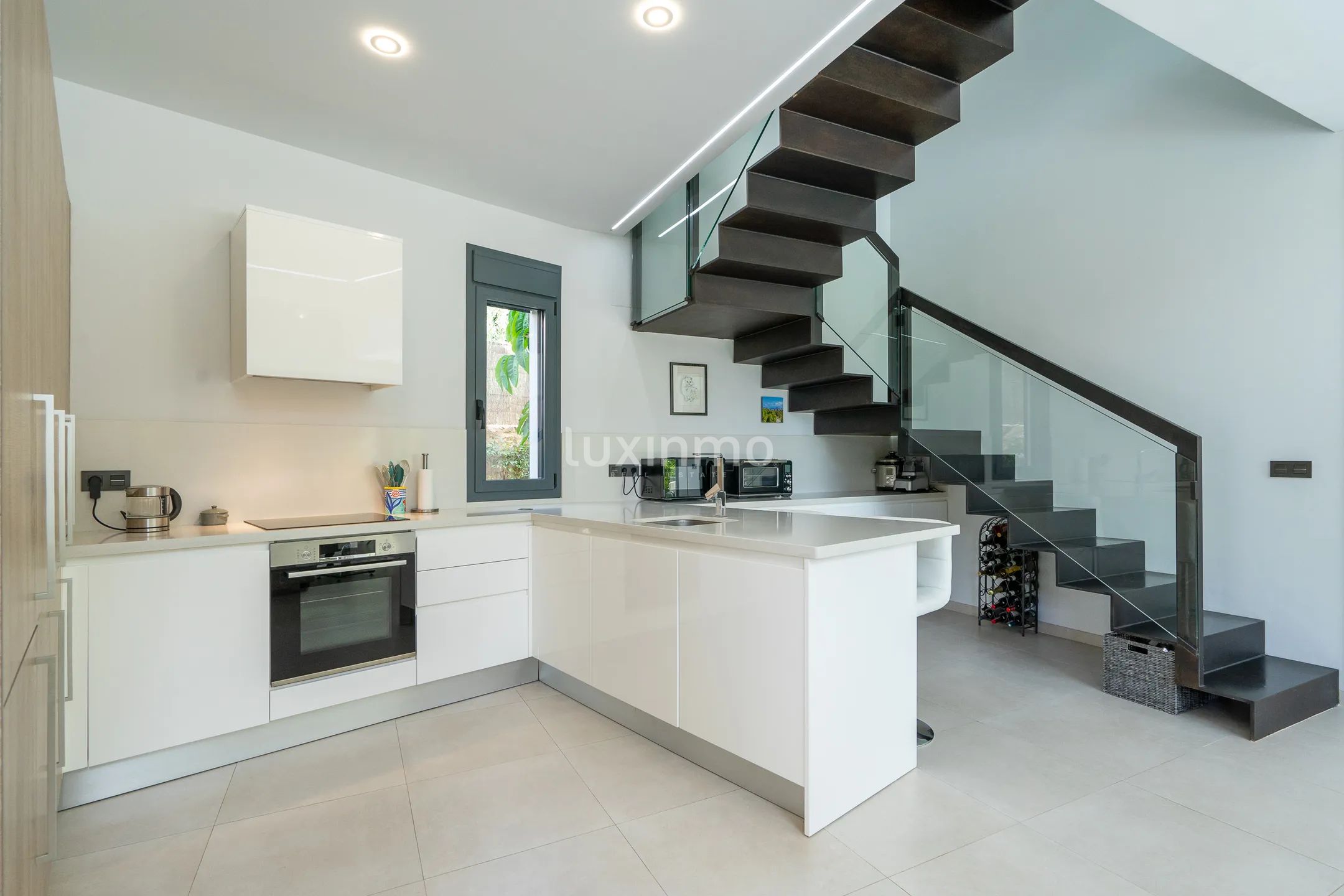 Stunning 4-Bedroom Detached House with Private Pool and Sea Views — photo 12