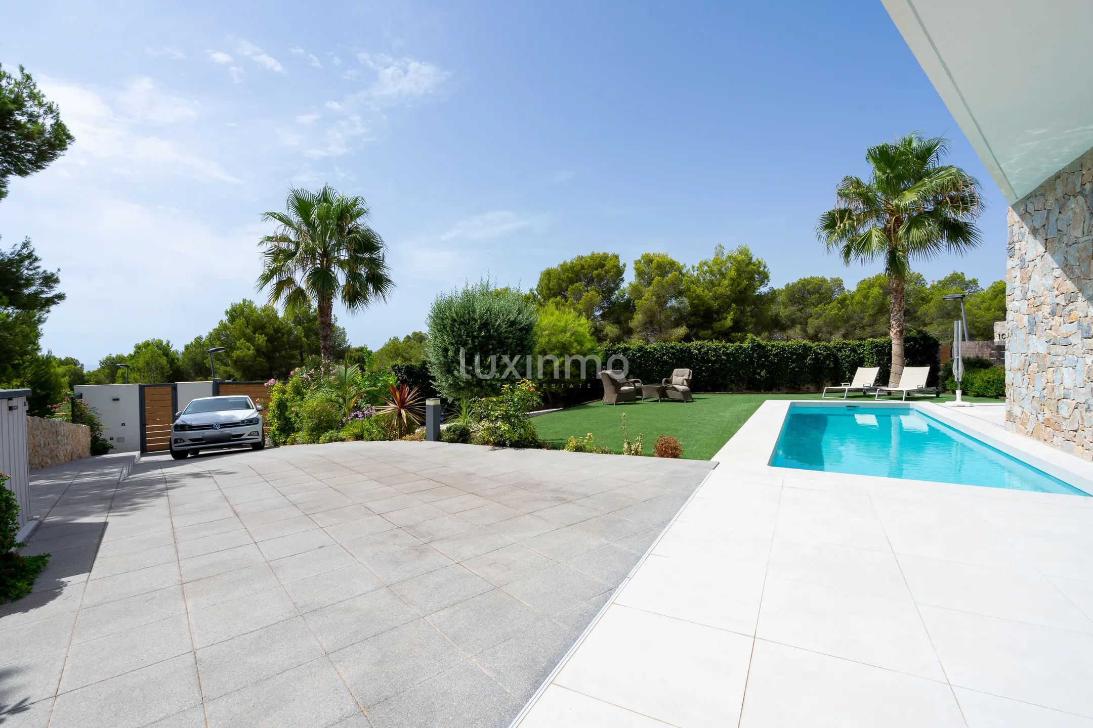 Stunning 4-Bedroom Detached House with Private Pool and Sea Views — photo 32
