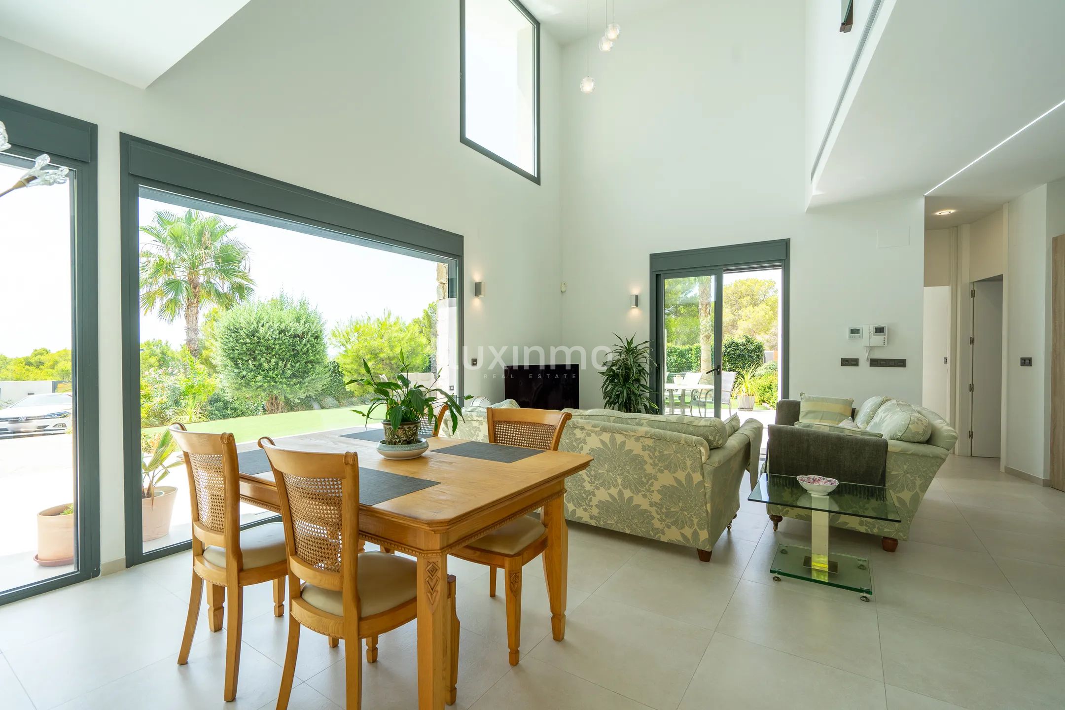 Stunning 4-Bedroom Detached House with Private Pool and Sea Views — photo 7