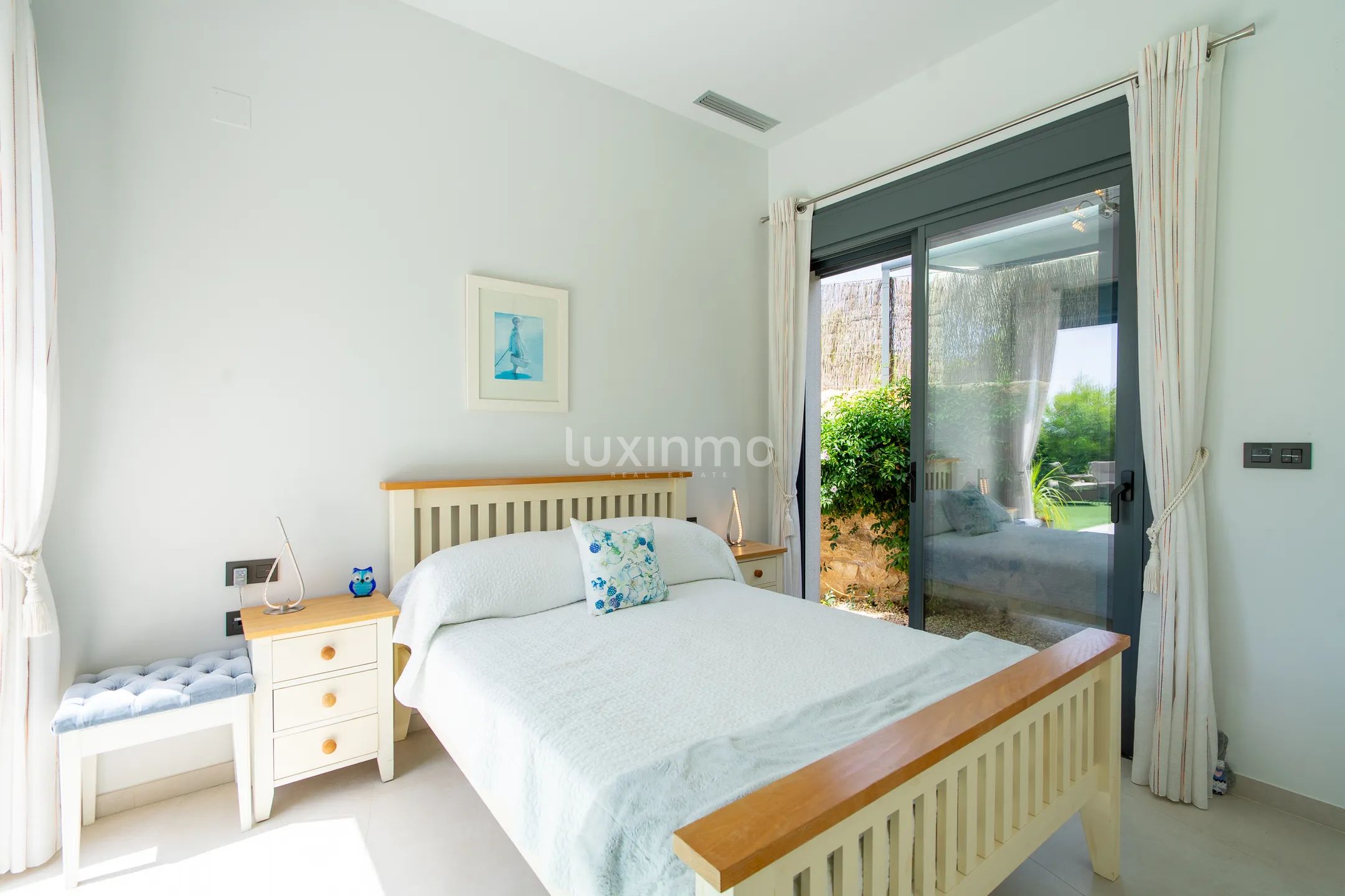 Stunning 4-Bedroom Detached House with Private Pool and Sea Views — photo 14