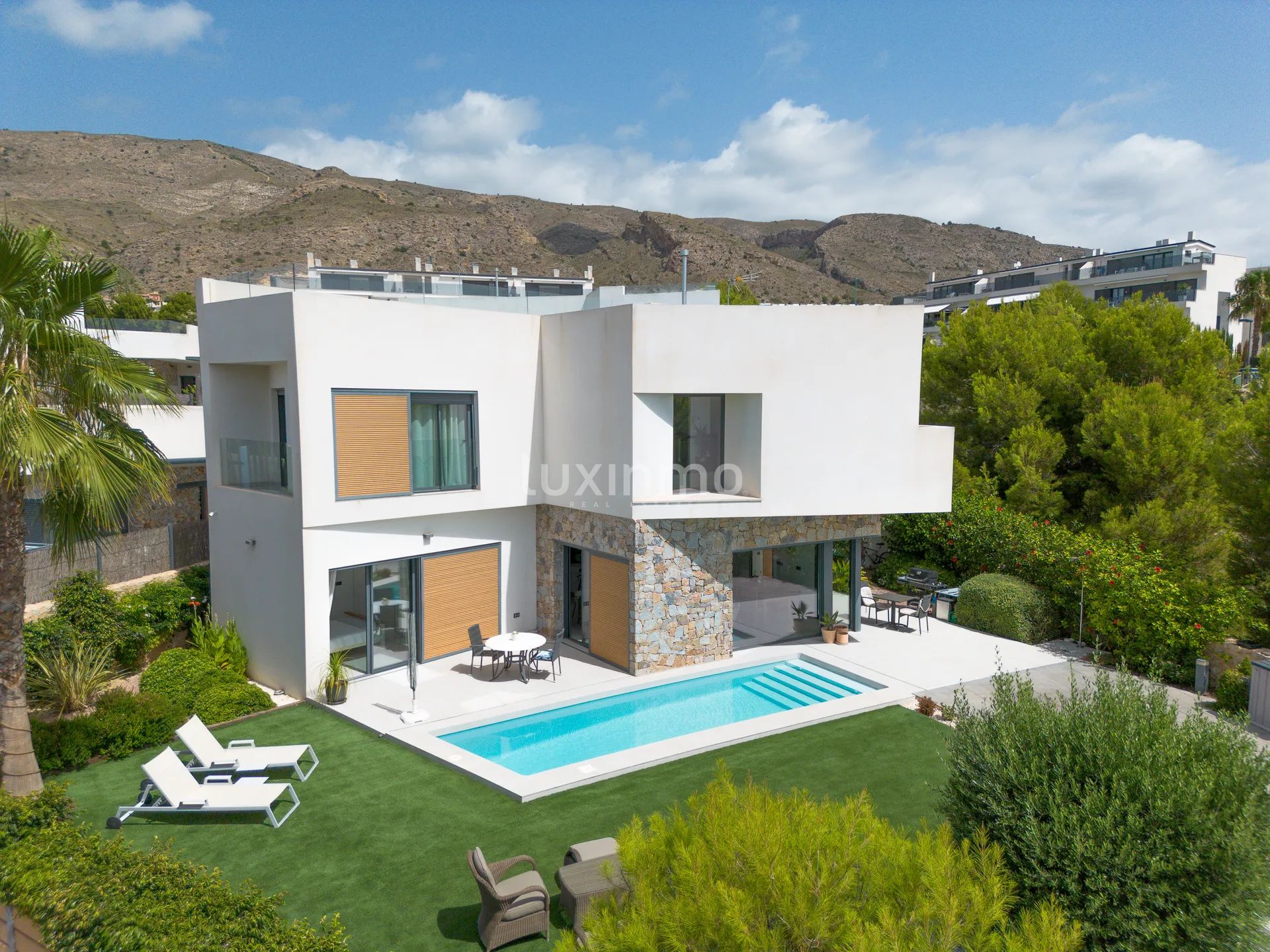 Stunning 4-Bedroom Detached House with Private Pool and Sea Views — photo 1
