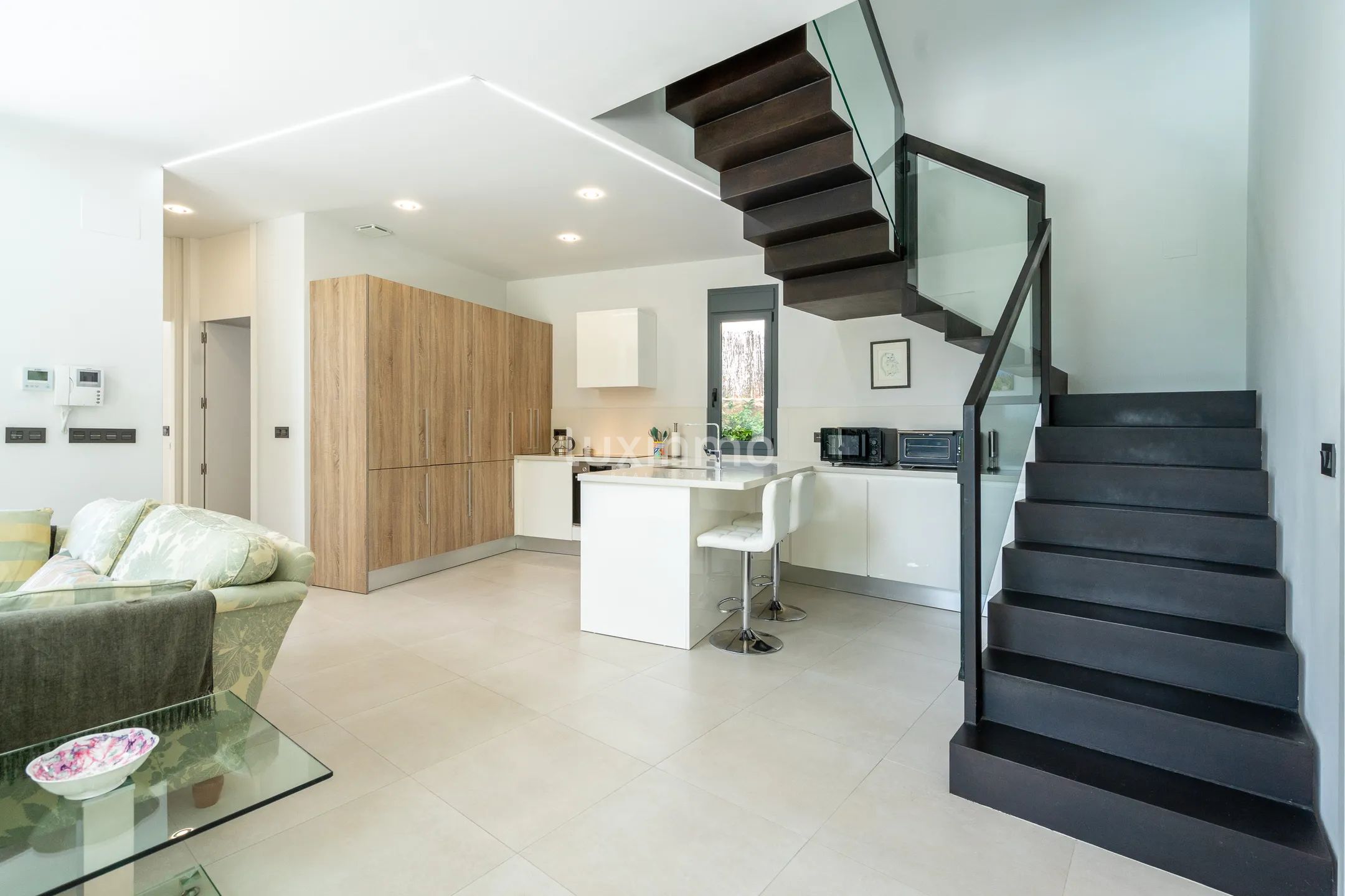 Stunning 4-Bedroom Detached House with Private Pool and Sea Views — photo 11