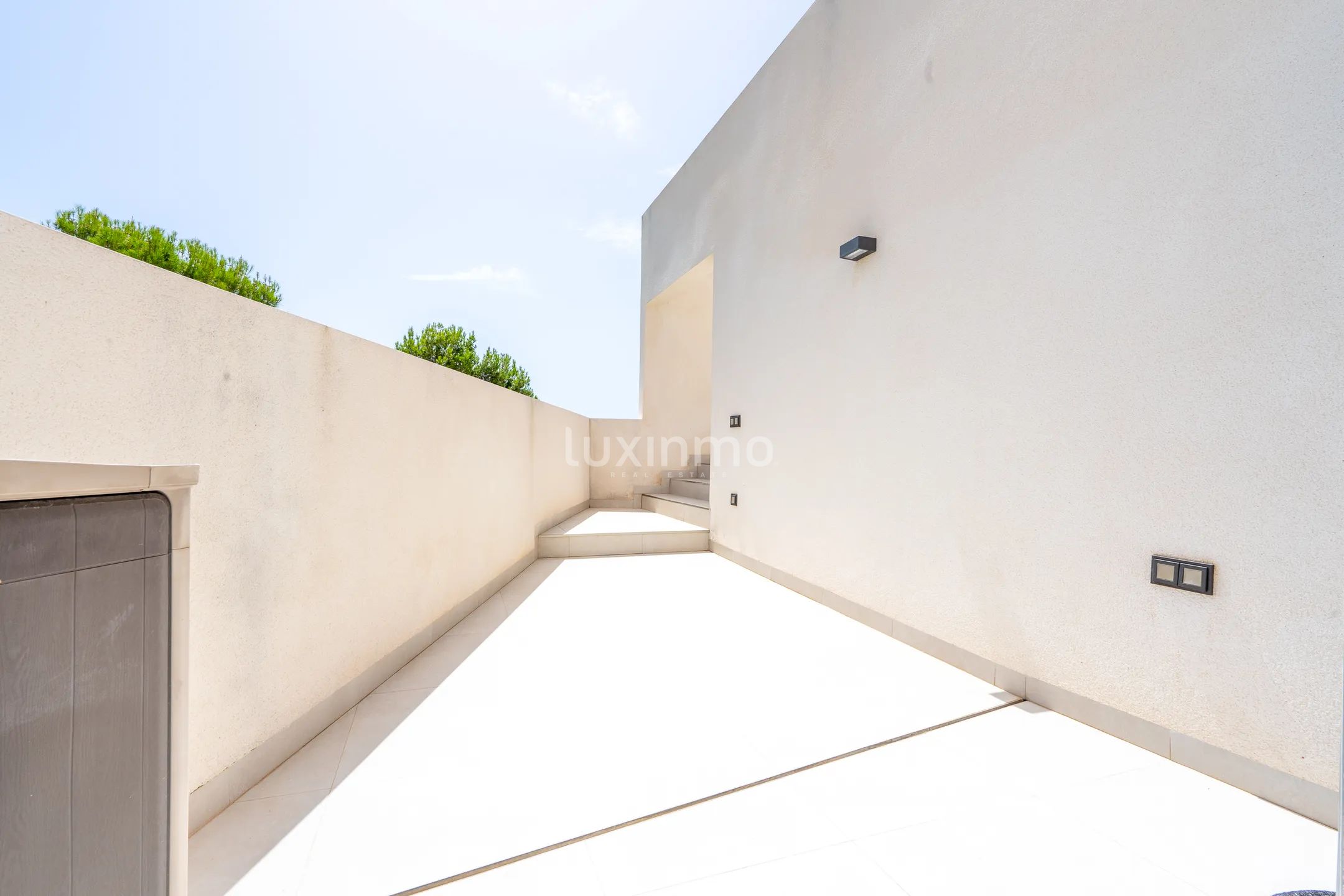 Stunning 4-Bedroom Detached House with Private Pool and Sea Views — photo 28