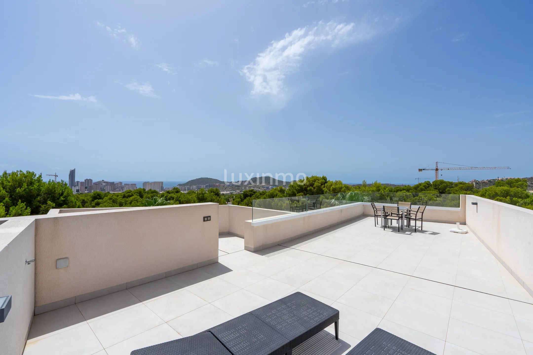 Stunning 4-Bedroom Detached House with Private Pool and Sea Views — photo 30