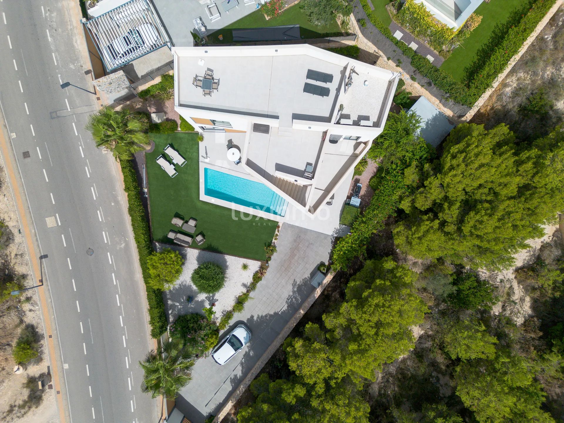 Stunning 4-Bedroom Detached House with Private Pool and Sea Views — photo 35
