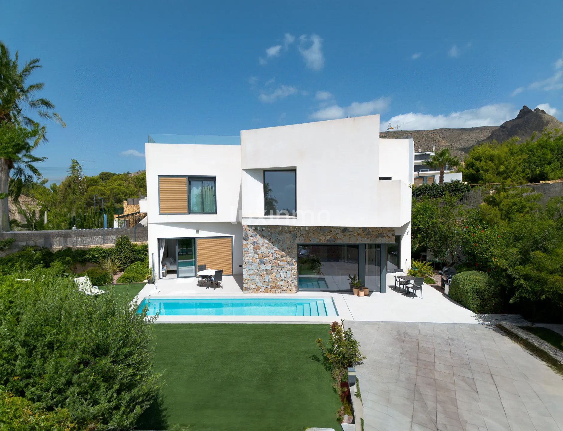 Stunning 4-Bedroom Detached House with Private Pool and Sea Views — photo 2
