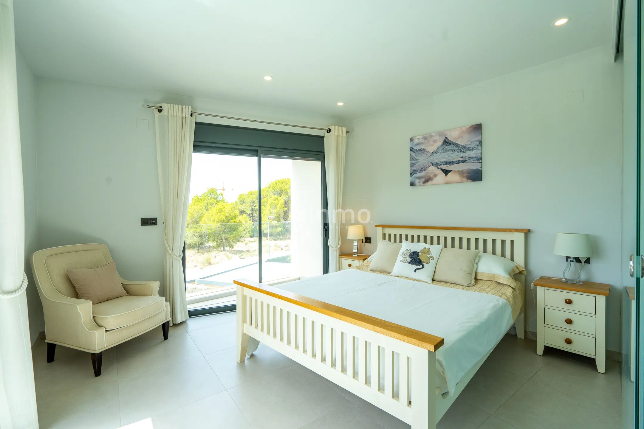 Stunning 4-Bedroom Detached House with Private Pool and Sea Views — photo 24