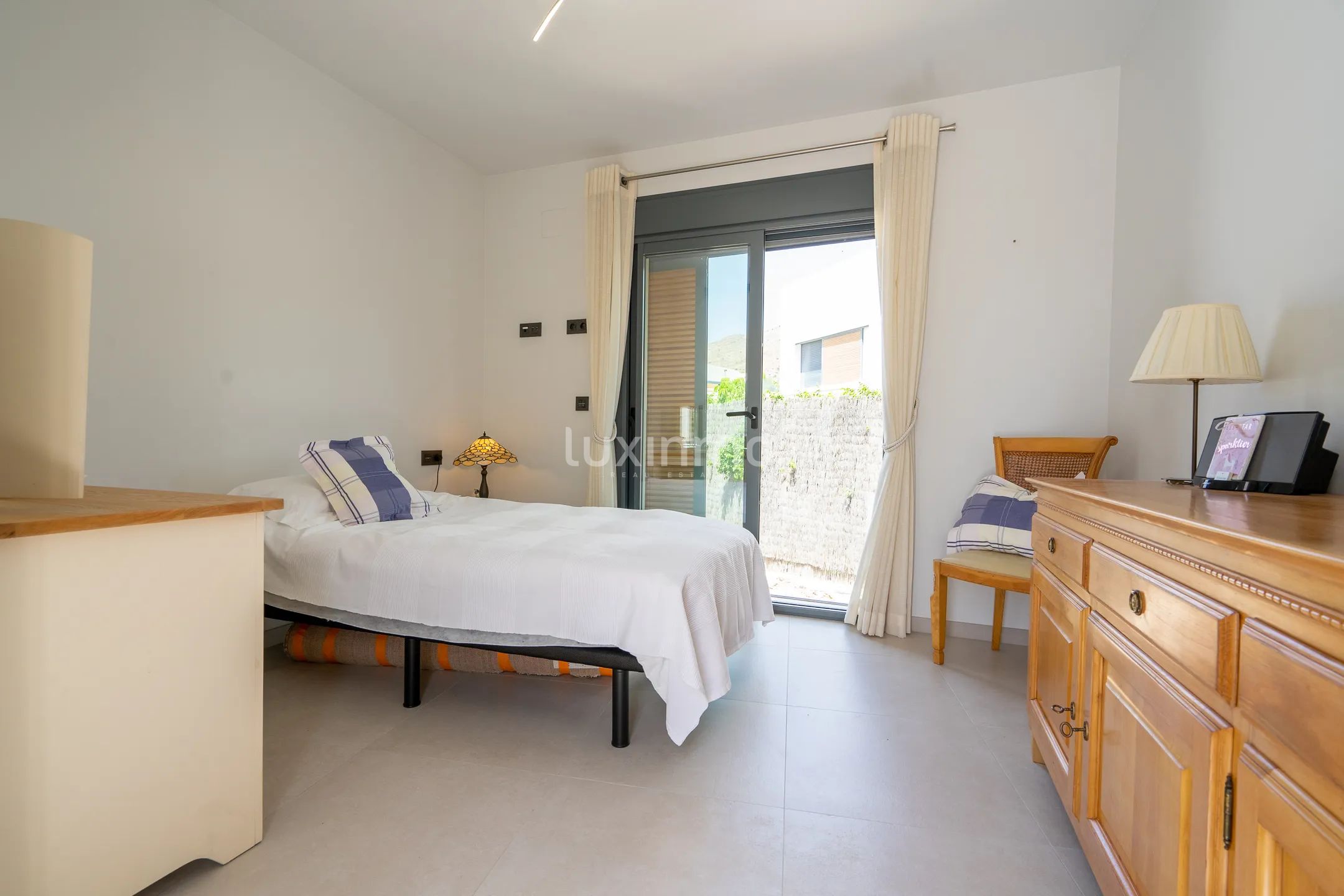 Stunning 4-Bedroom Detached House with Private Pool and Sea Views — photo 26