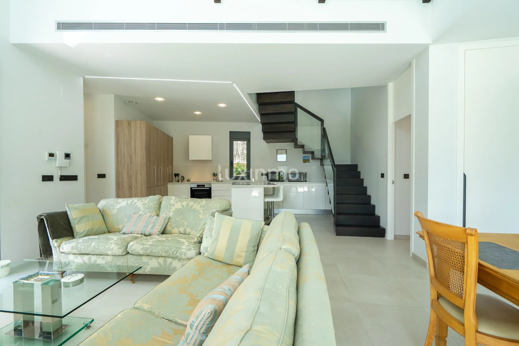 Stunning 4-Bedroom Detached House with Private Pool and Sea Views — photo 9
