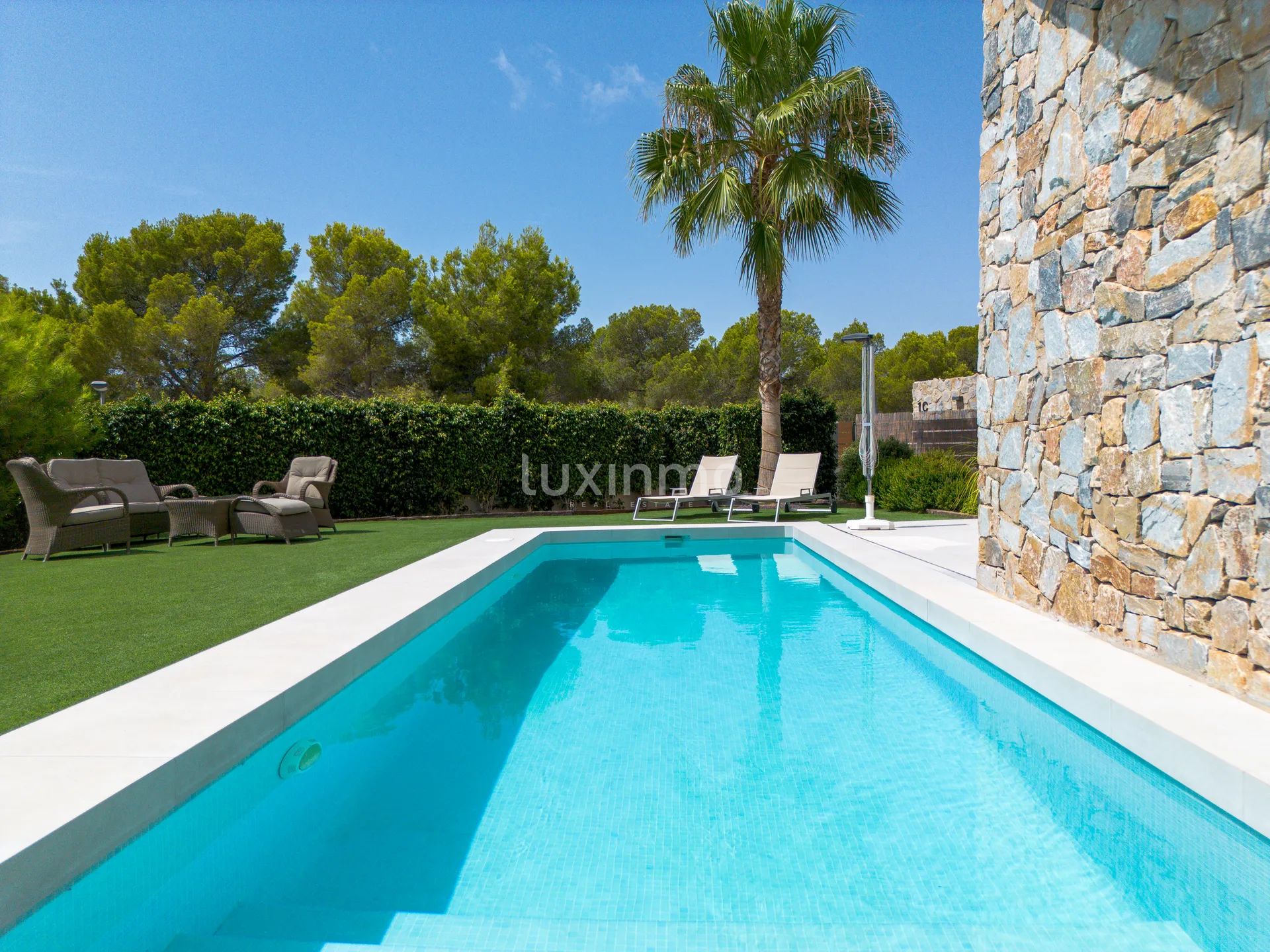 Stunning 4-Bedroom Detached House with Private Pool and Sea Views — photo 6