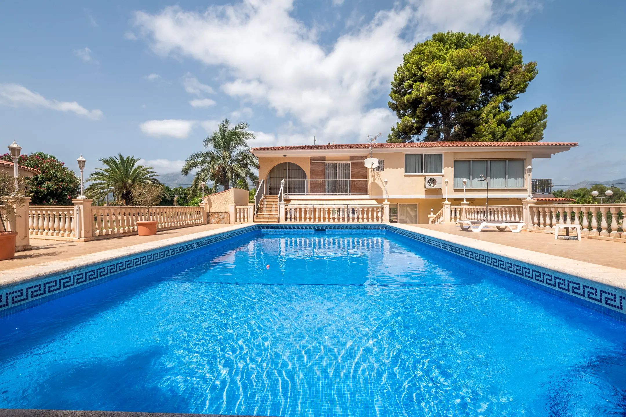 Villa with pool for sale in Albir