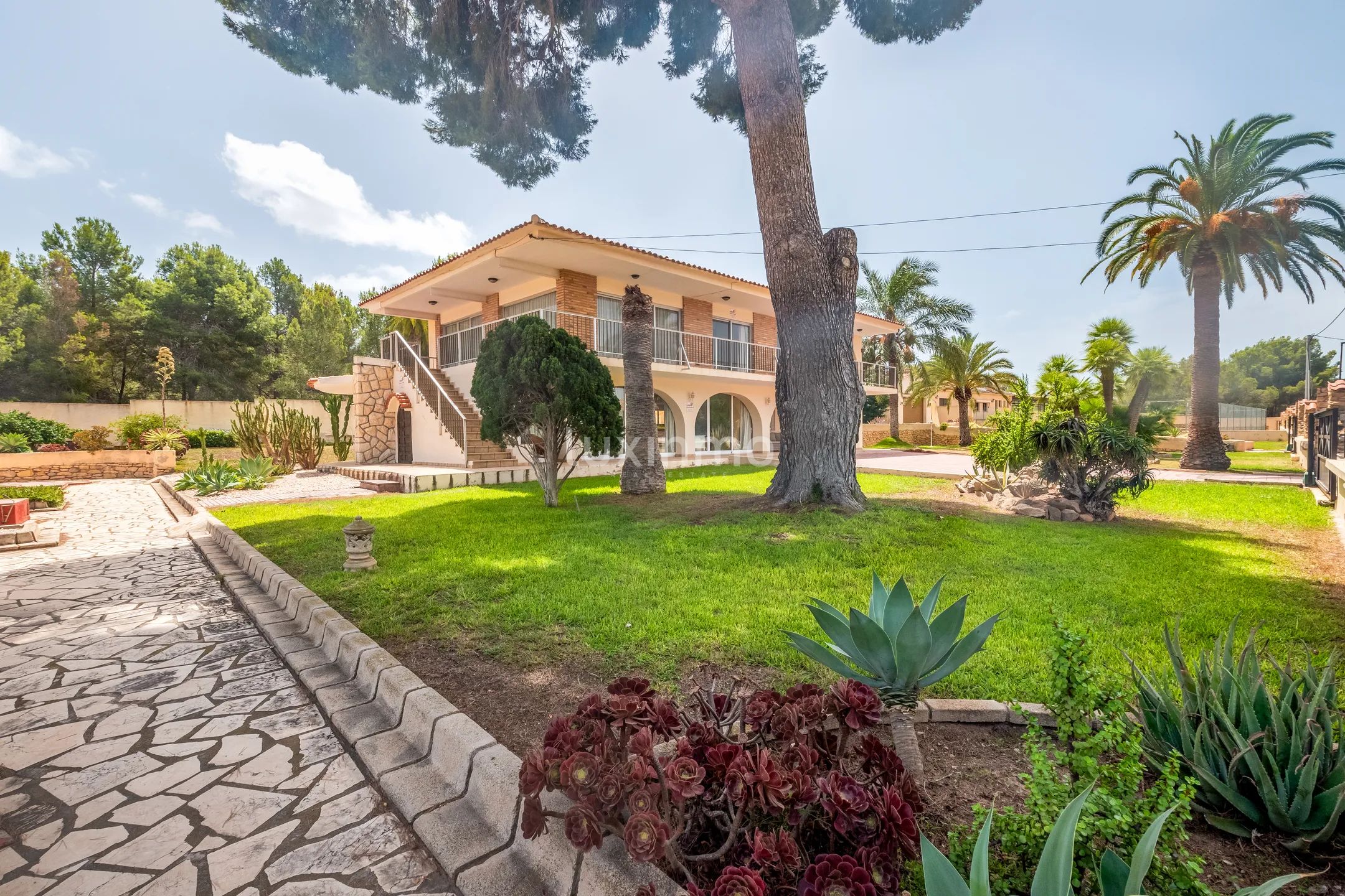 Villa with pool for sale in Albir — photo 2