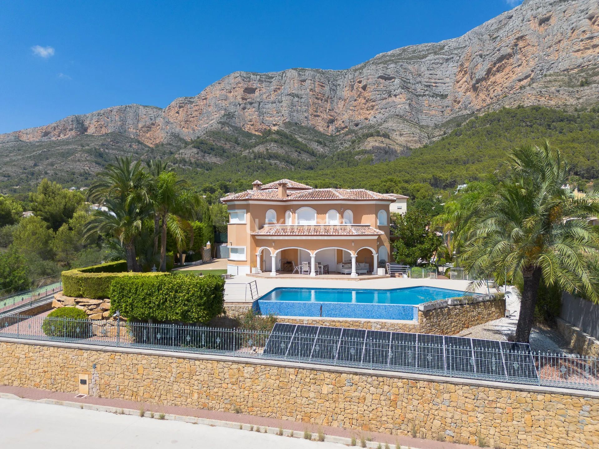 Luxury villa with private pool in Montgó, Jávea — photo 2