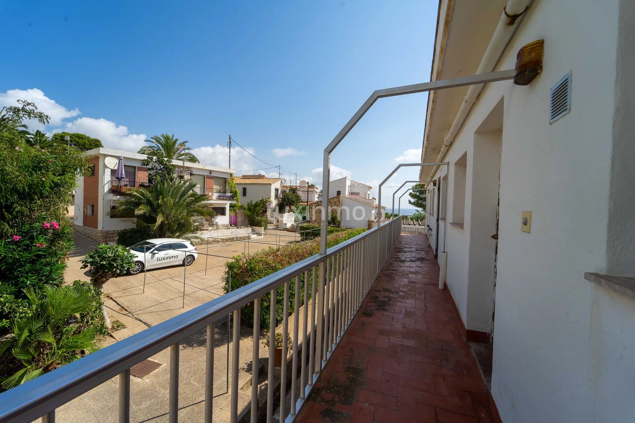 Double plot with 11 flats built on the beachfont — photo 7