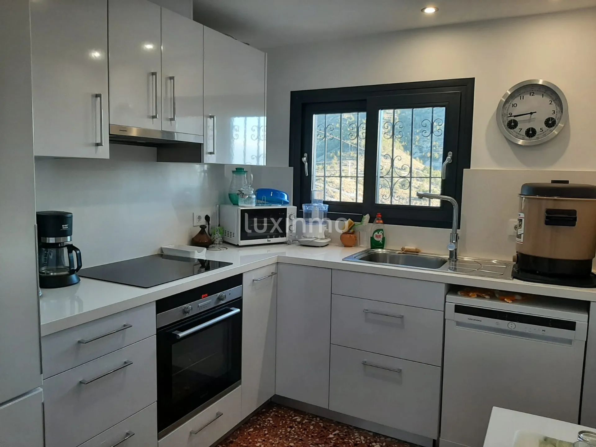 Renovierte Villa mit Panoramablick auf das Meer und die Berge — photo 17