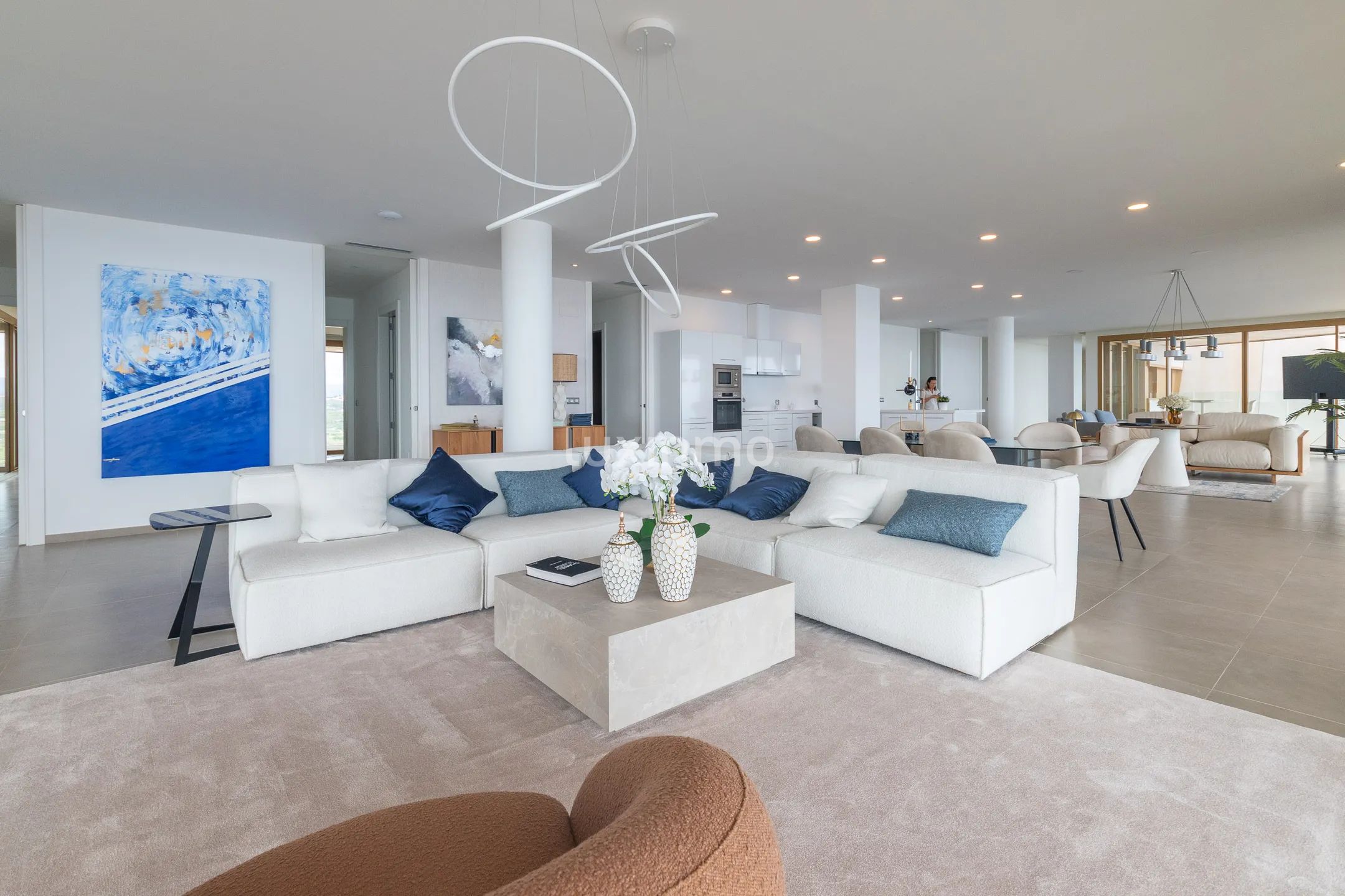 8 Bed Apartment in West Beach — photo 1