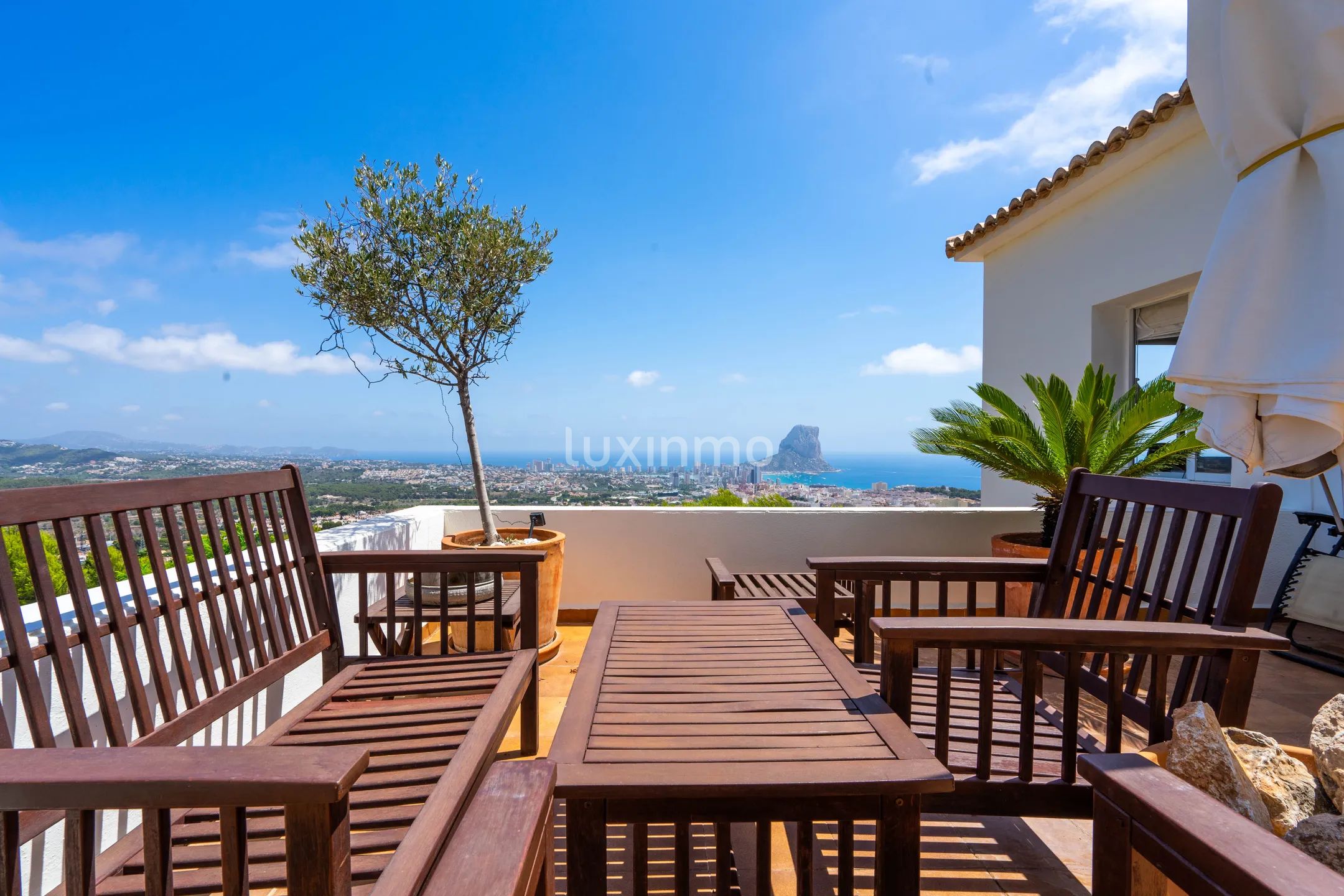 Villa for sale with sea and mountain views in Calpe — photo 3