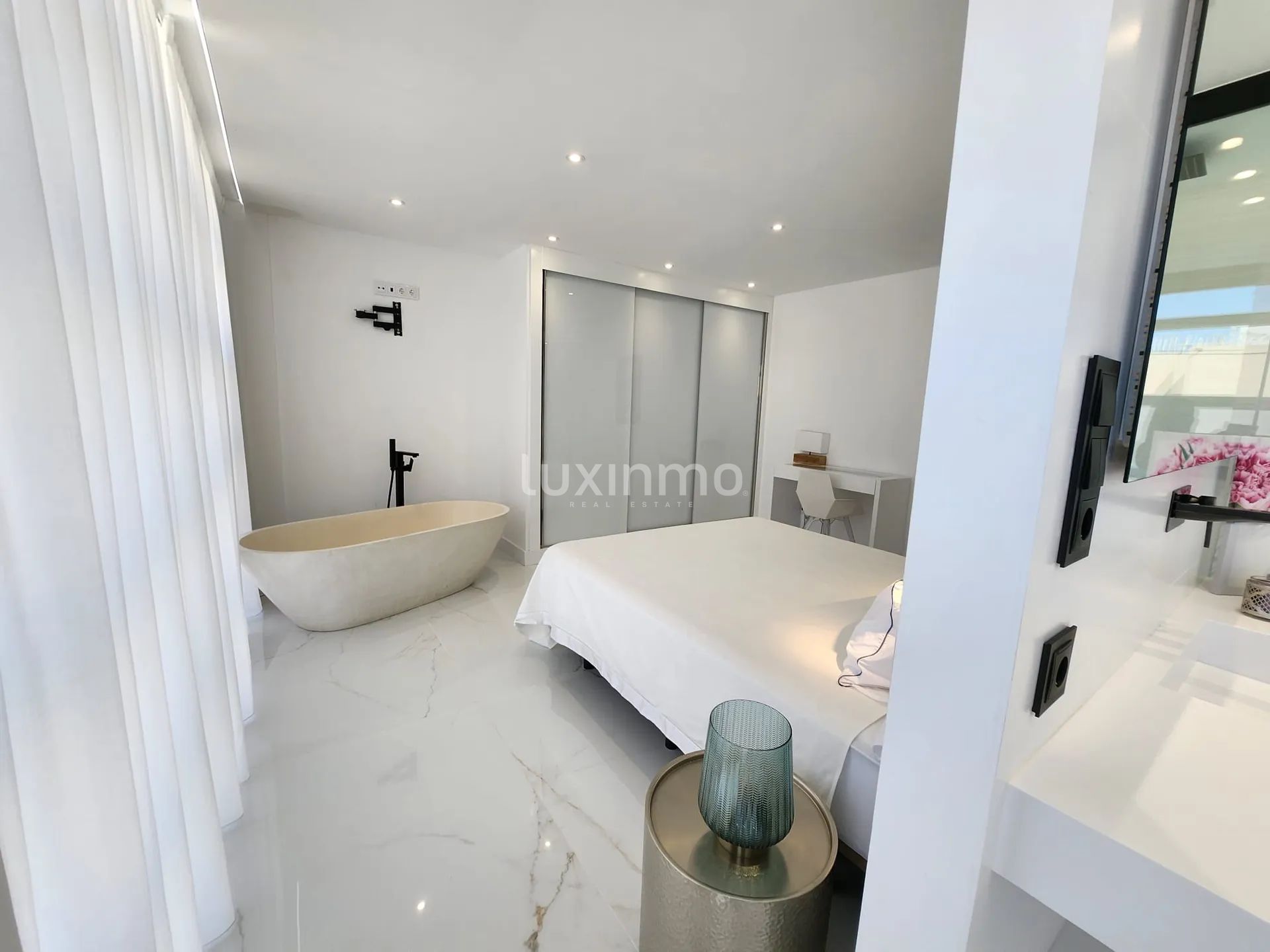Luxury penthouse with pool and sea views in Eivissa, Ibiza — photo 26