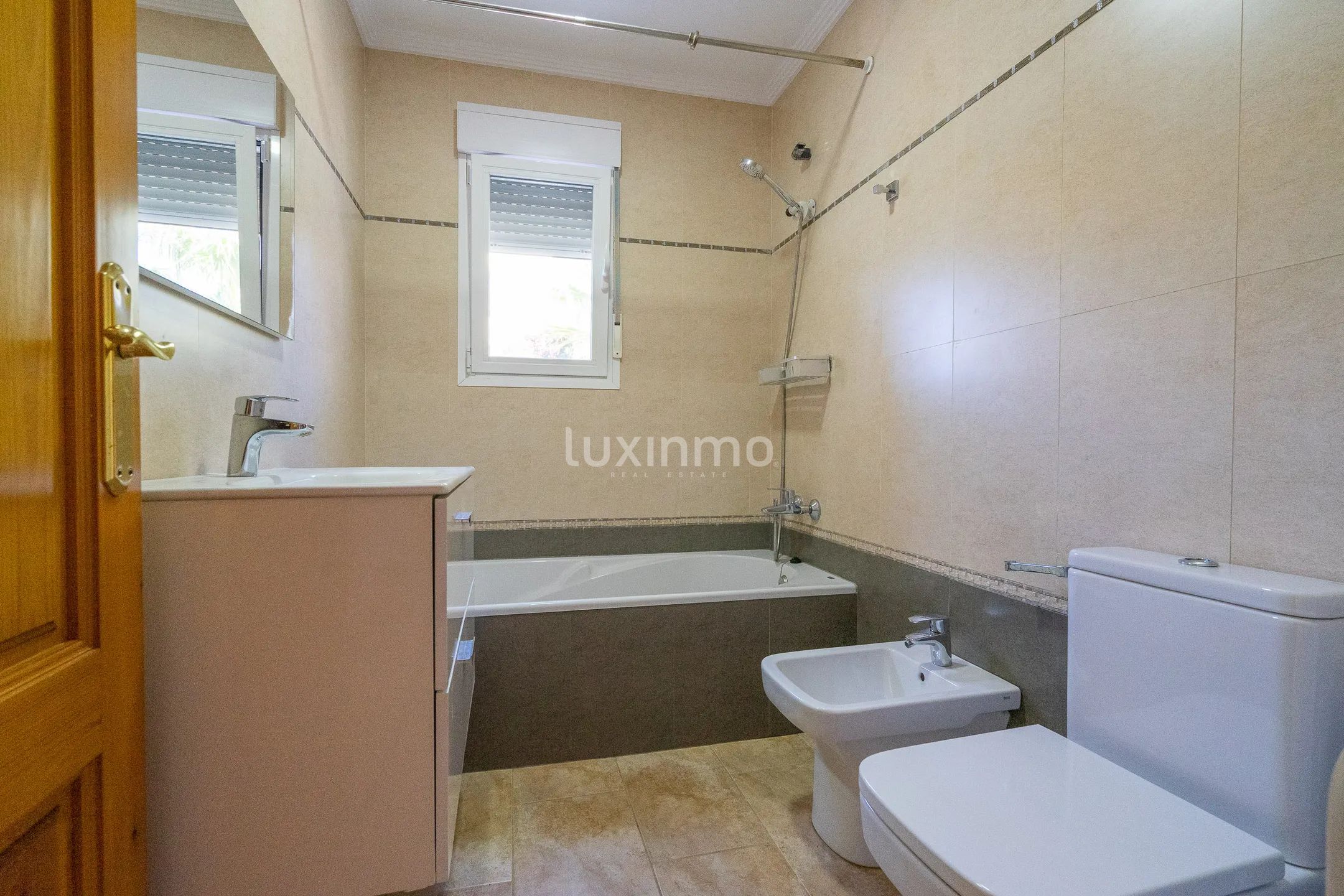 For rent villa with pool and mountain views in Javea — photo 25